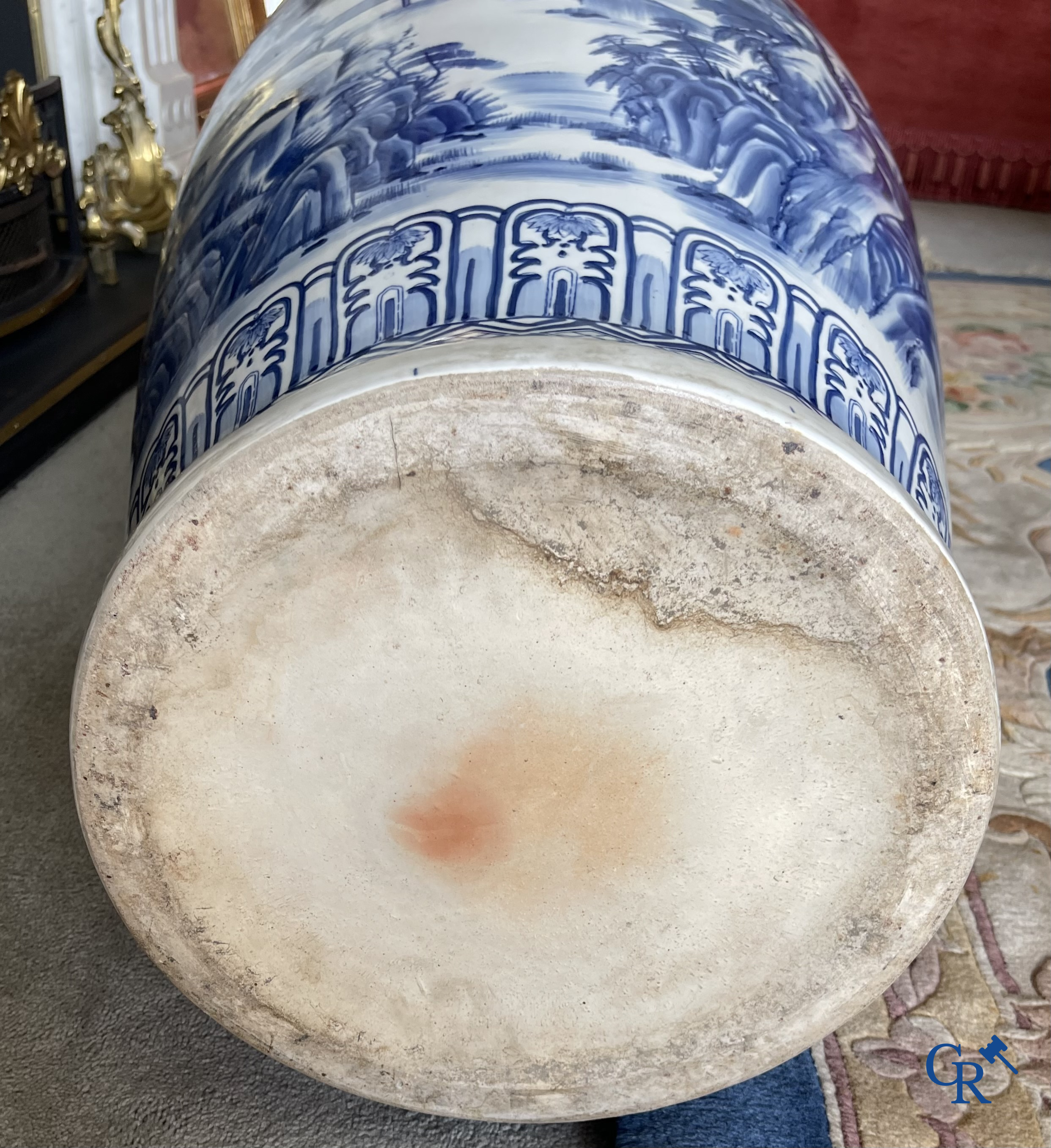Aziatica, Chinees porselein. Een imposant paar Chinese vazen in blauw-wit porselein. Decor van krijgers. 20ste eeuw.