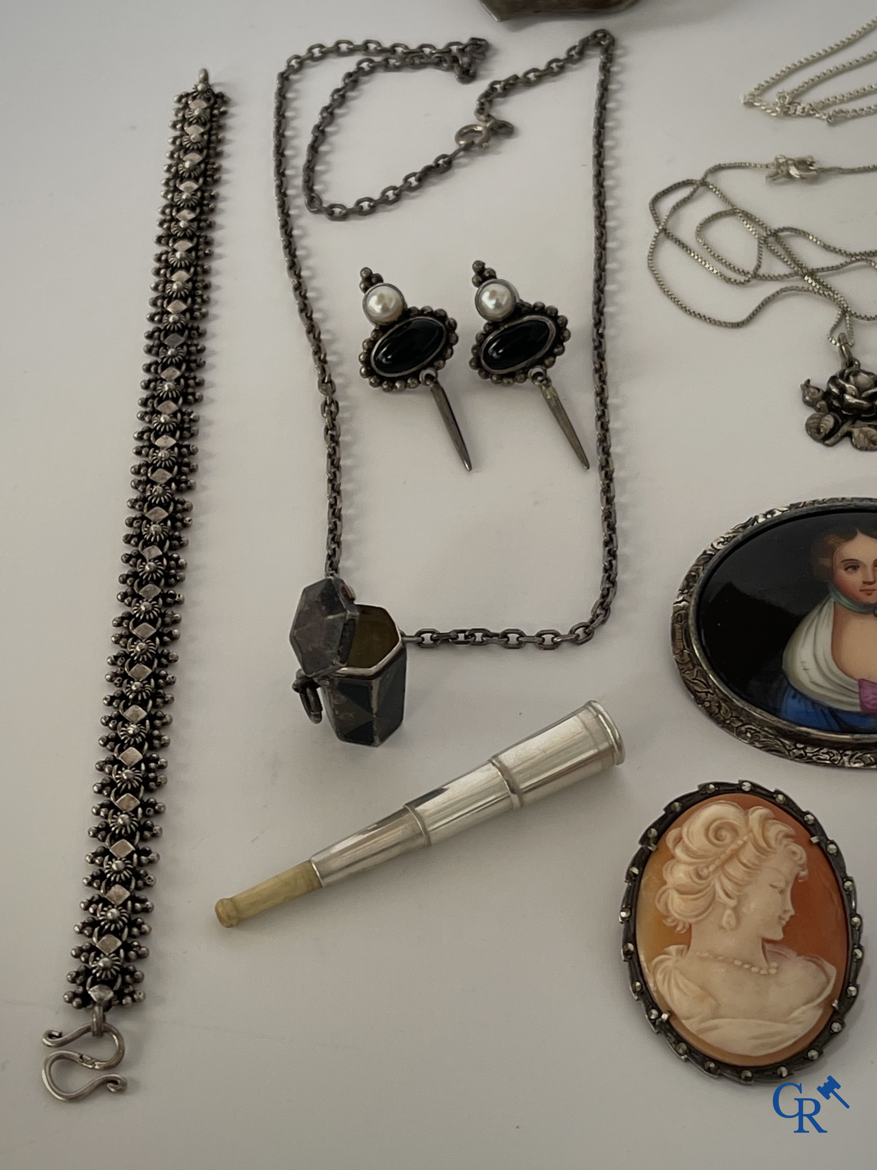 Bijoux. Lot d'objets et de bijoux en argent ou montés argent.  On y joint un lot avec des montres et des bijoux en métal.