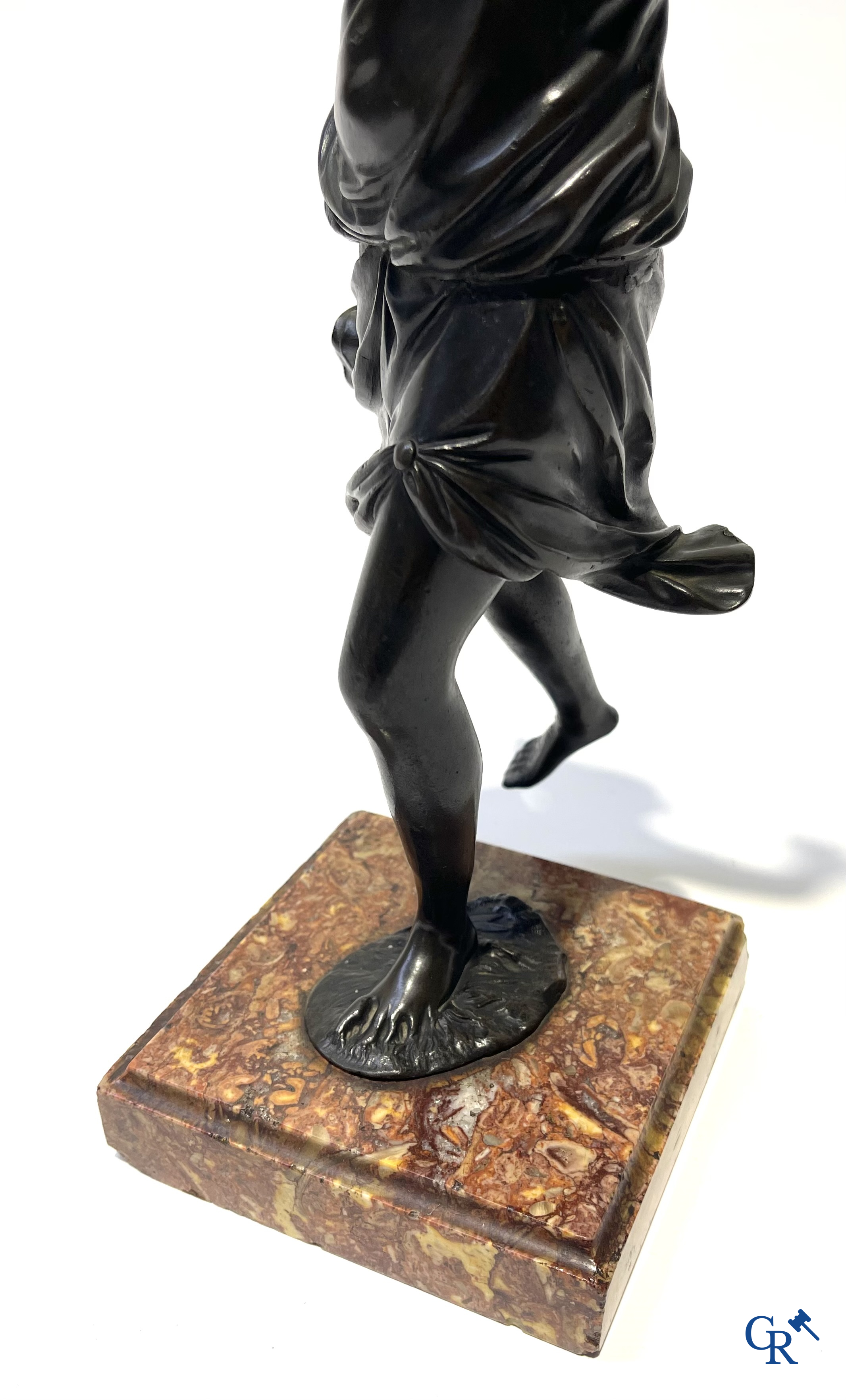 Bronzen beeld in de antieke stijl met voorstelling van Daphne, naar de Griekse mythe van Apollo en Daphne. 19e eeuw.