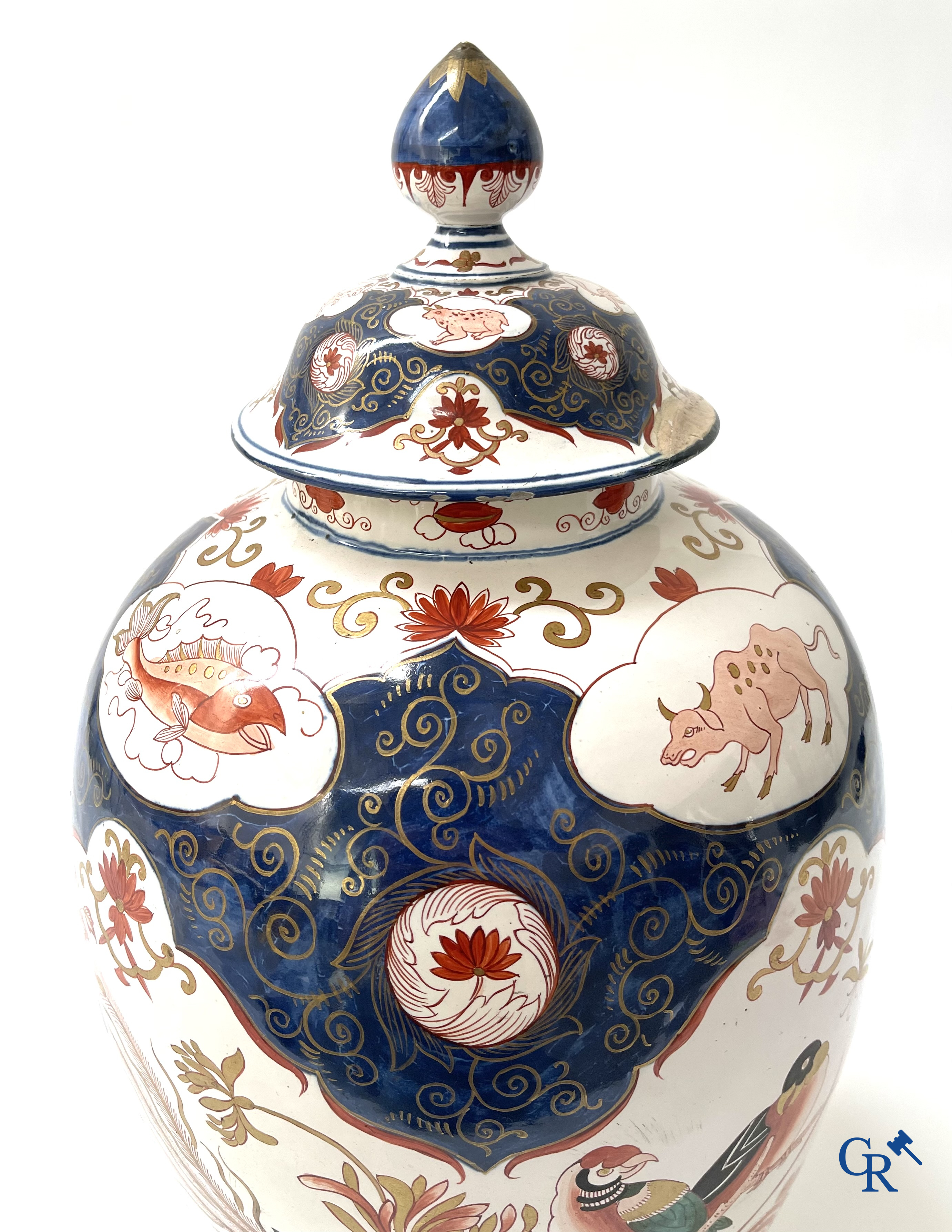 Delft. Een grote dekselvaas met Imari decor in Delfts aardewerk, gemerkt Blompot (De Vergulde Bloempot). 19e eeuw.