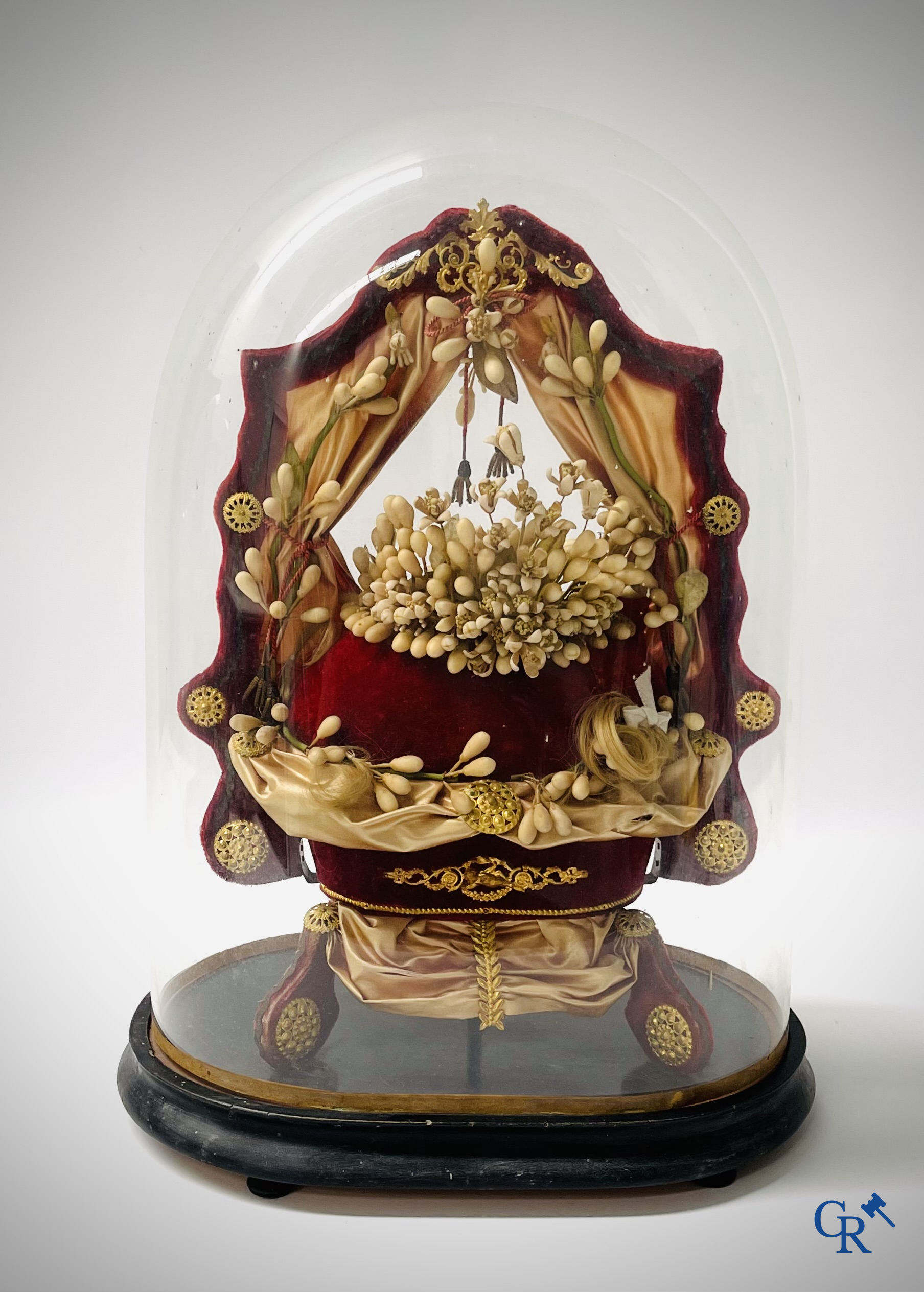 2 globes in glas met een bruidsboeket op sokkel bewerkt met ornamenten in vergulde messing. Circa 1900.