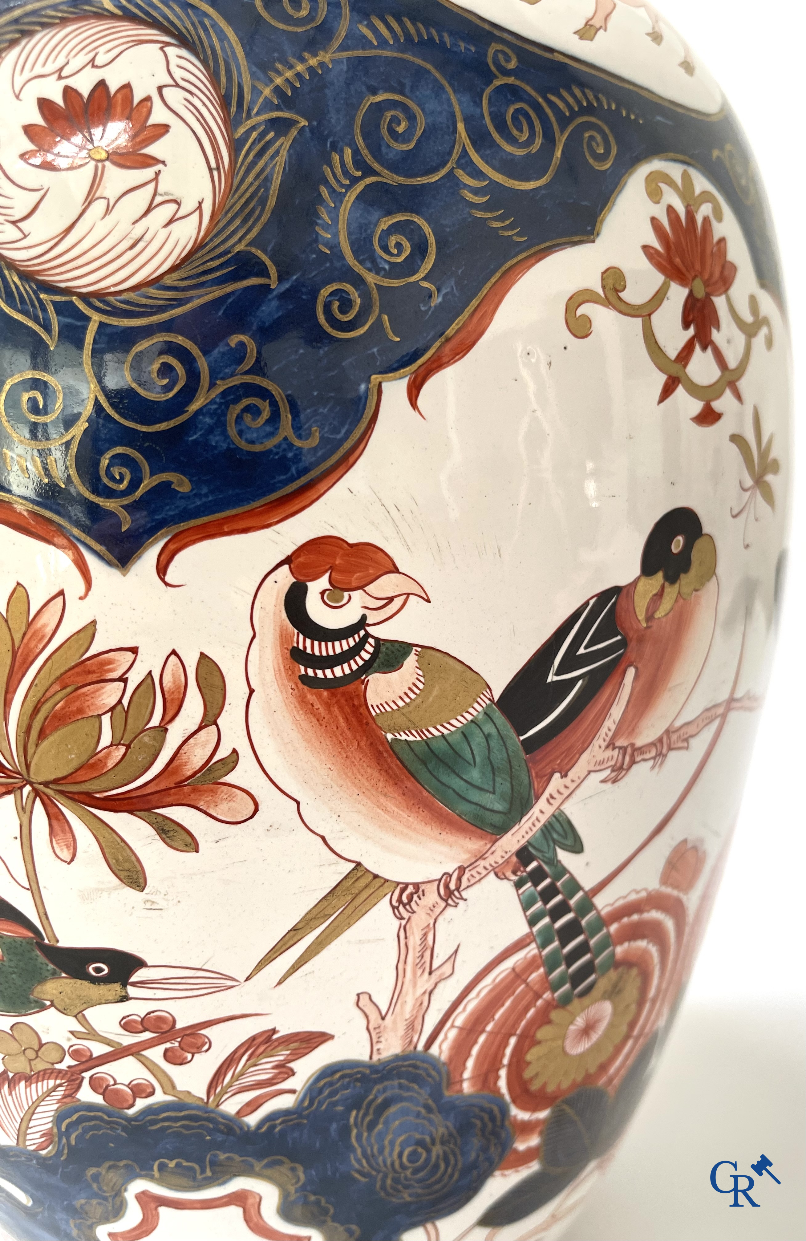Delft. Een grote dekselvaas met Imari decor in Delfts aardewerk, gemerkt Blompot (De Vergulde Bloempot). 19e eeuw.