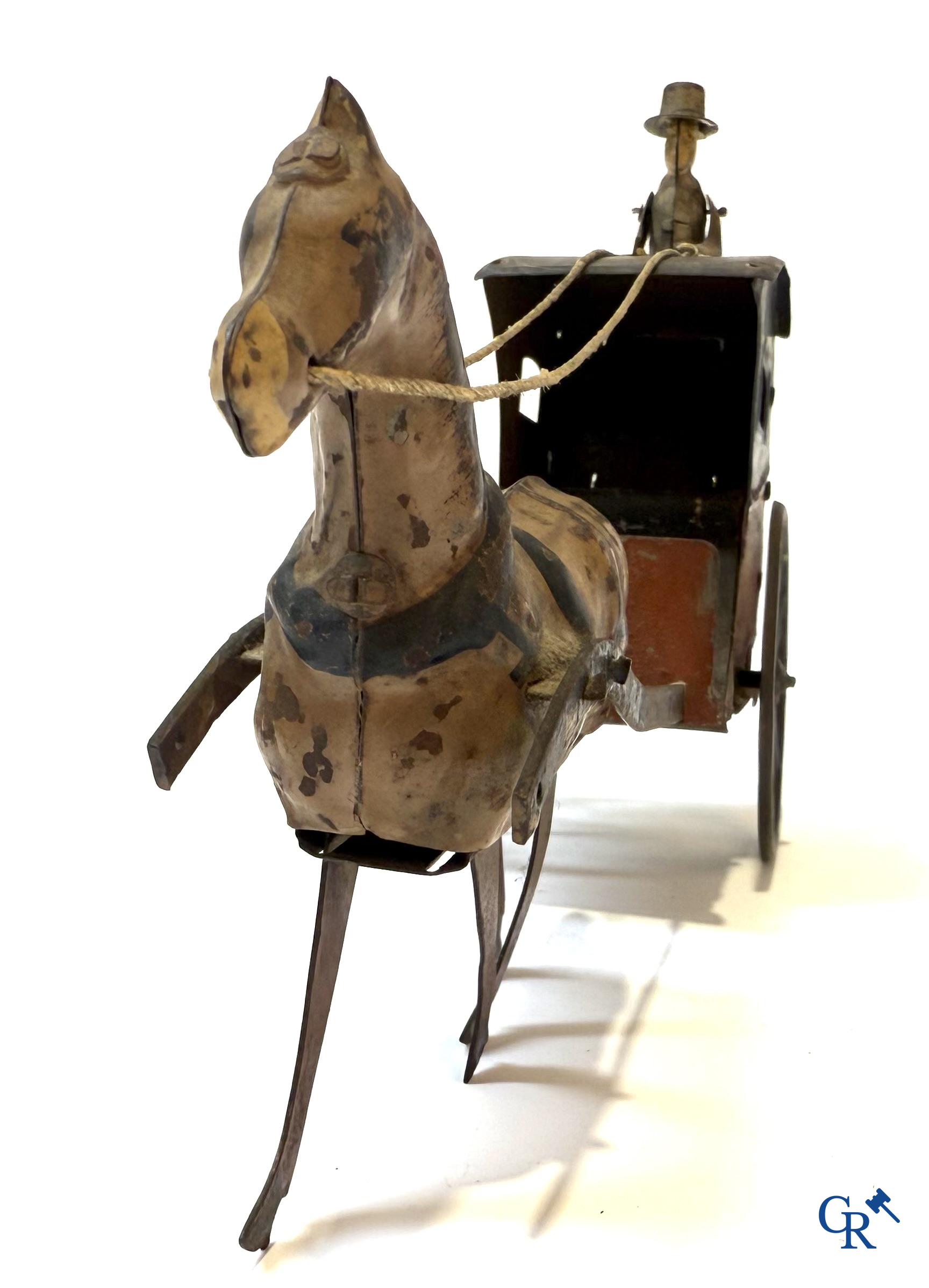 Fernand Martin, mechanisch speelgoed, zeldzame koets met paard, beschilderd blik. Gemerkt F.M. France Paris. Circa 1905.
