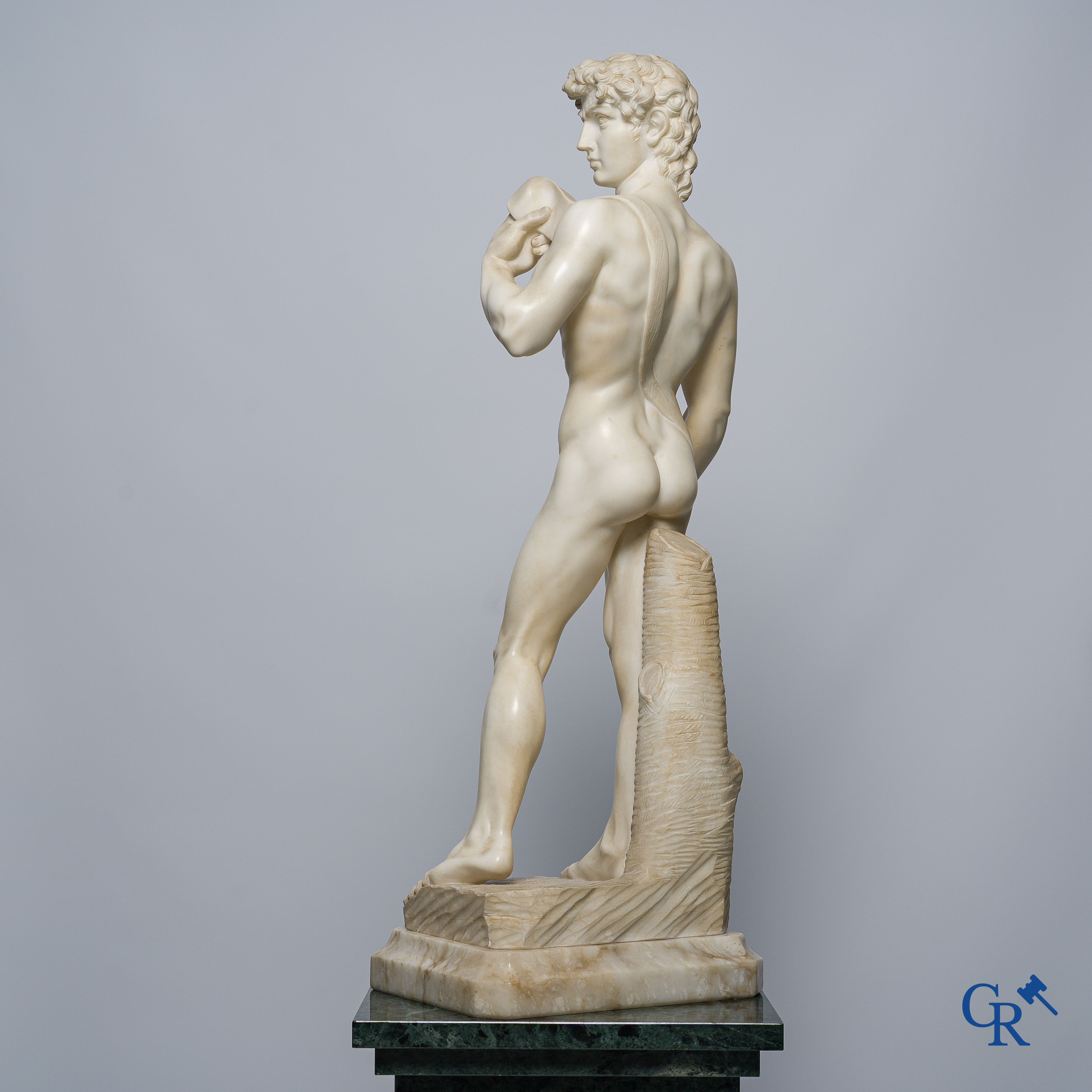 Michelangelo (naar) In de antieke stijl. Voorstelling van David in gesculpteerde marmer. Midden 20ste eeuw.