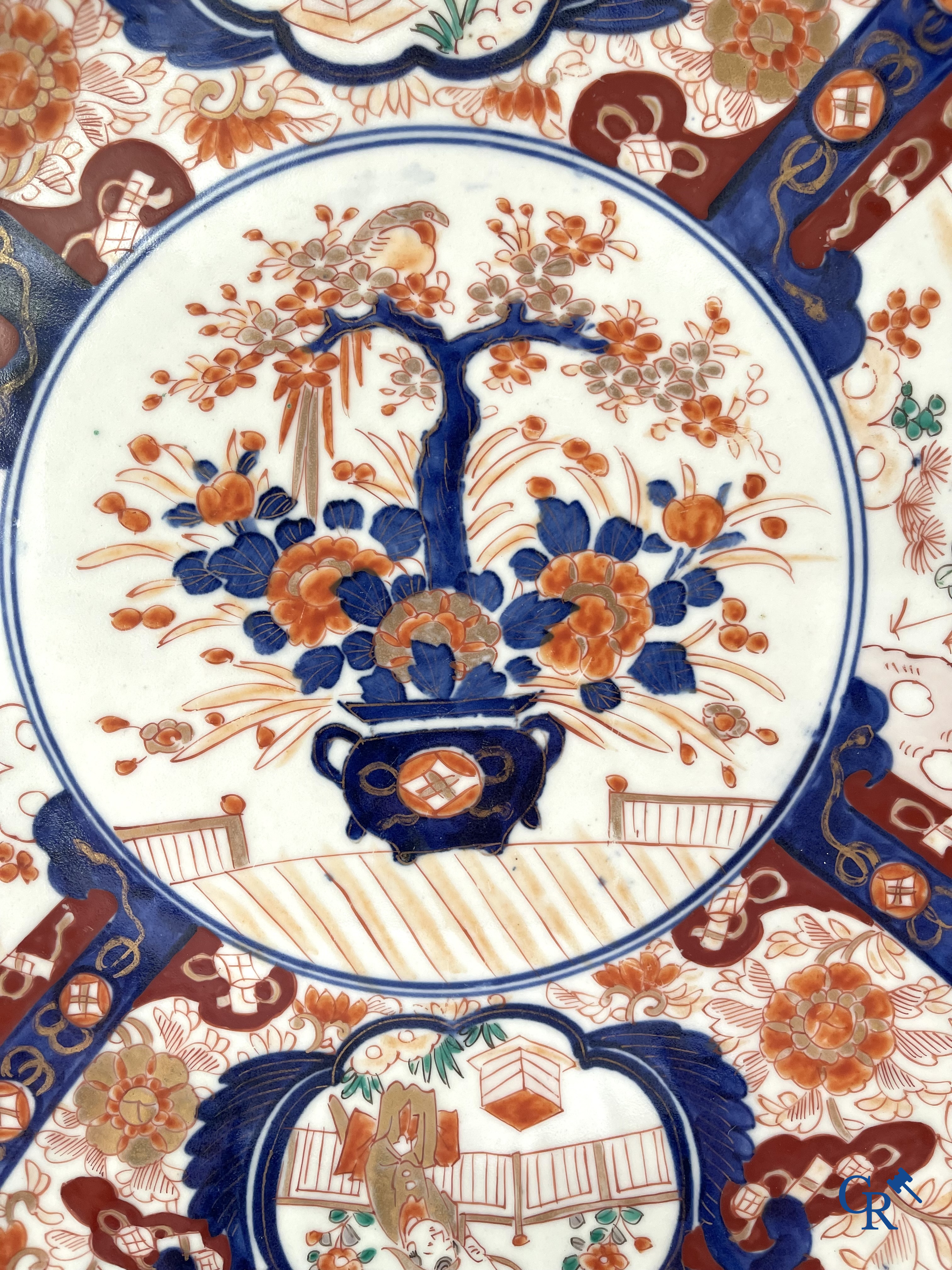 Aziatica. Een grote Japanse Imari schotel. 19e eeuw.