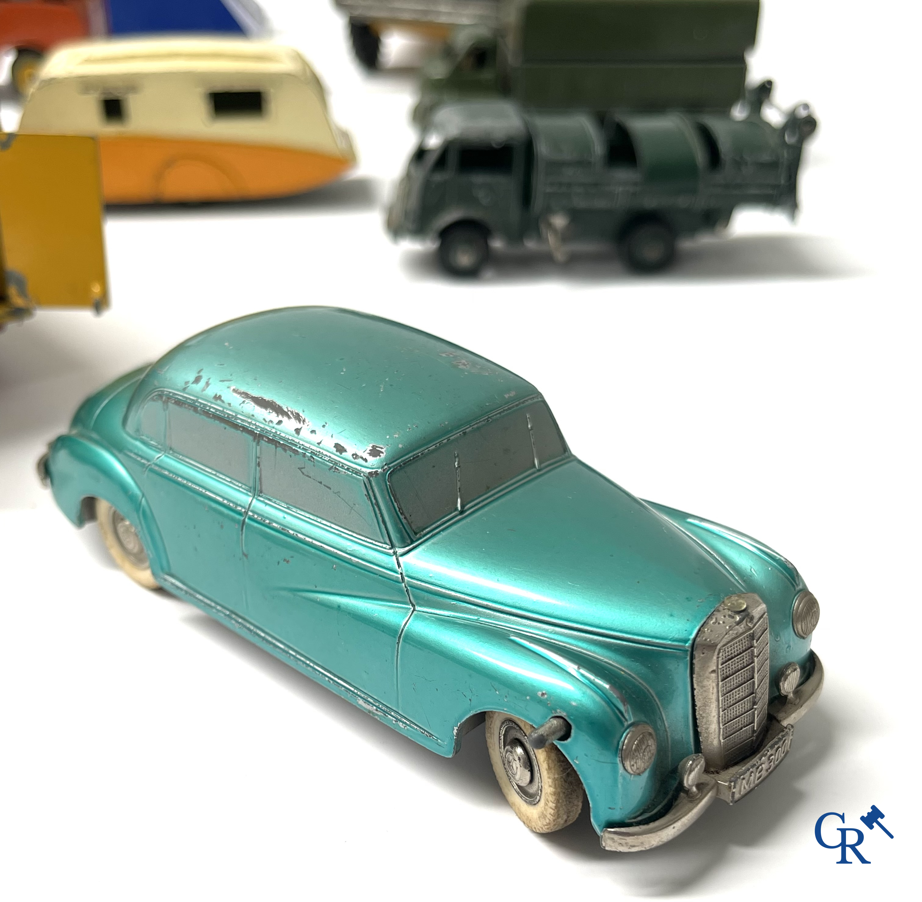 Oud speelgoed. Een interessant lot speelgoed. Dinky toys, Prameta Kölner Automodelle, Contstruction Jeep Japan, enz.