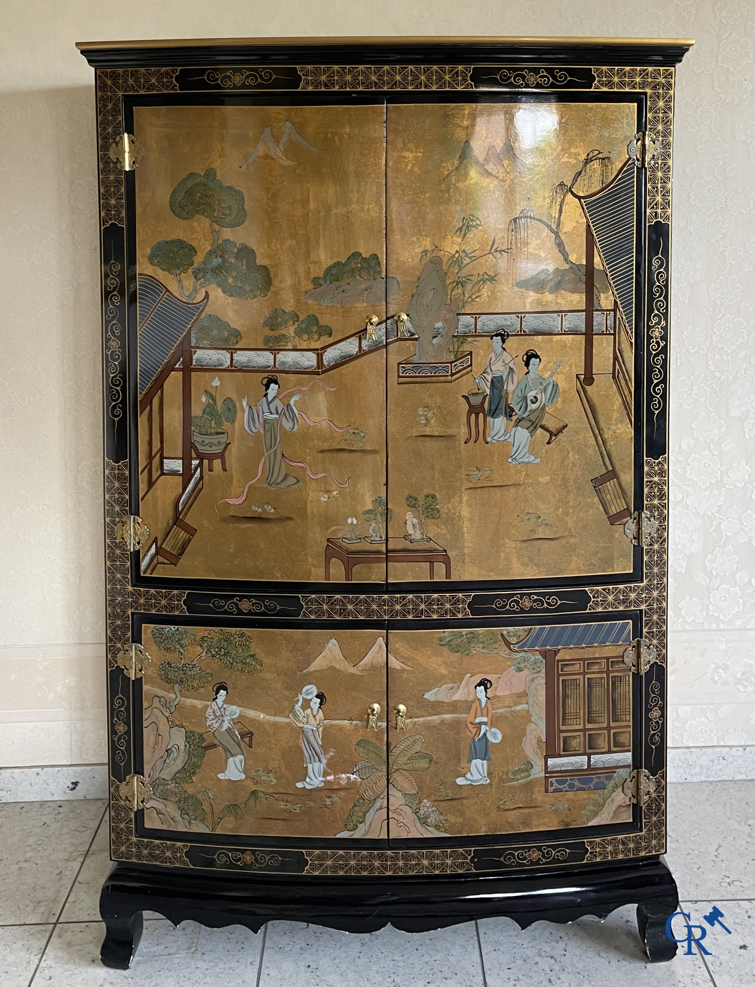 Meubels. Groot lot met vergulde en gedecoreerde Chinese meubels met lakwerk. Vitrine, tafel en stoelen enz. Circa 1970.