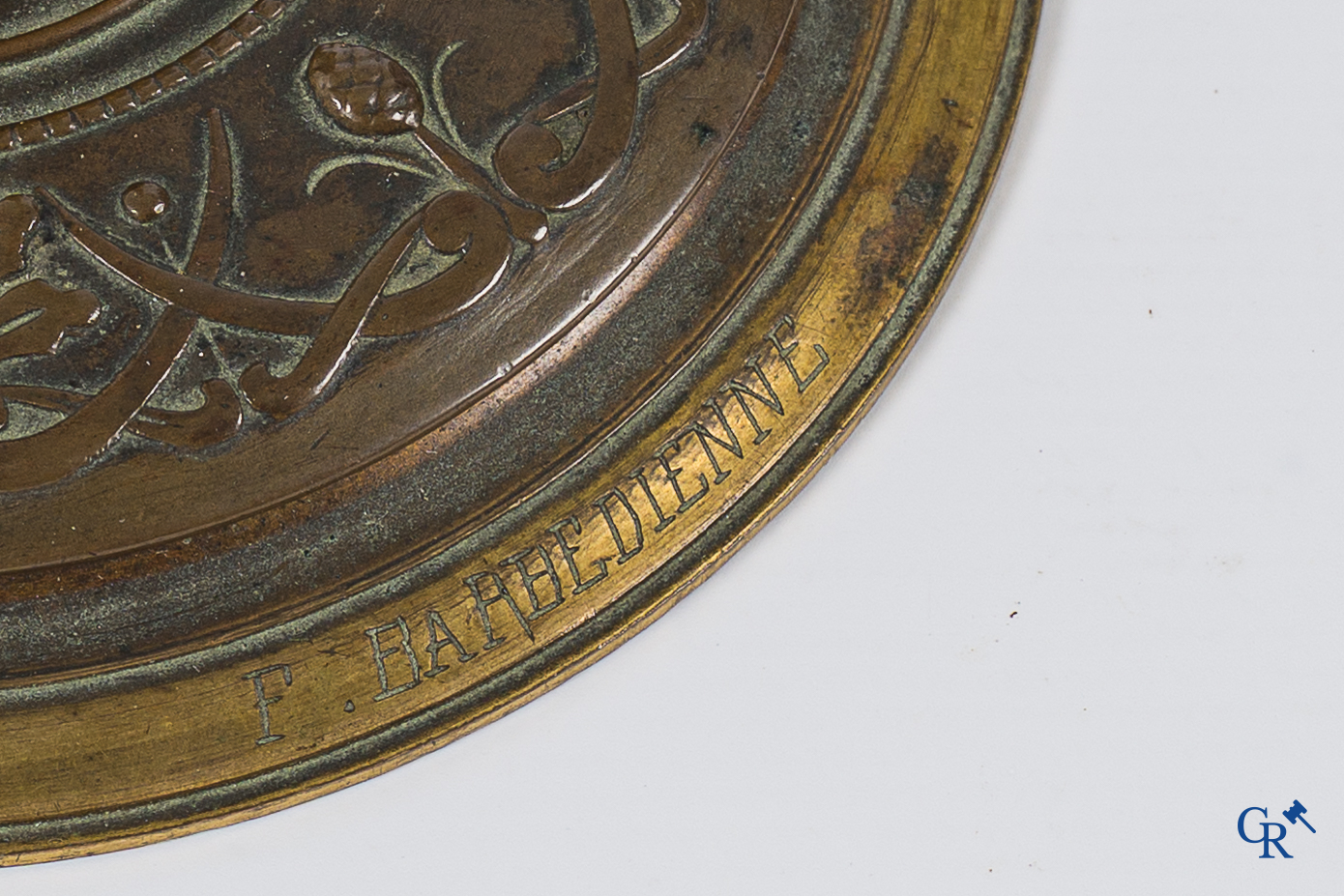 F. Barbedienne. Paar fijn geciseleerde bronzen kandelaars met kariatiden. Gesigneerd. Circa 1880.