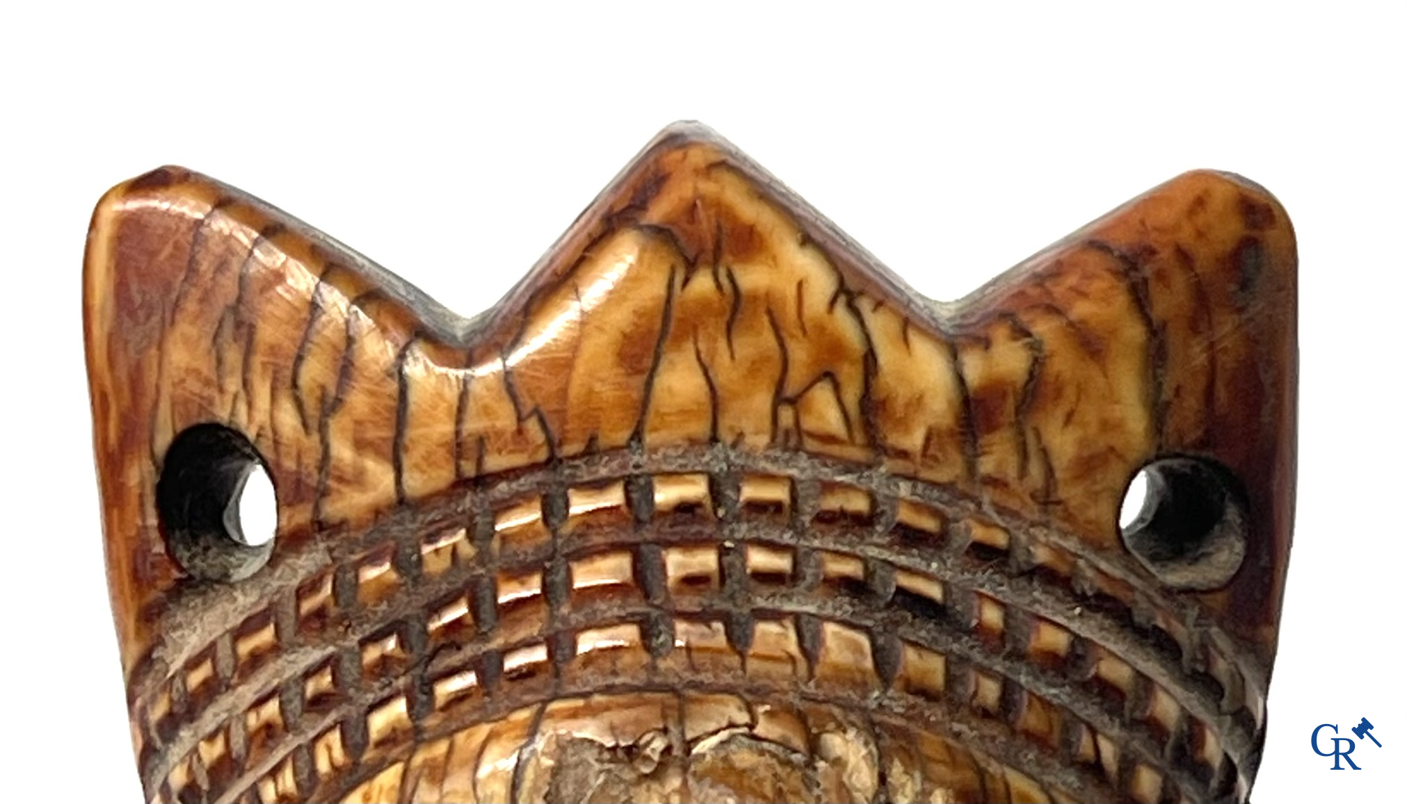 Tribal Art, Afrikaanse kunst. Democratische Republiek Congo. Een Afrikaanse Pende amulet in gesneden bot. 19e eeuw.