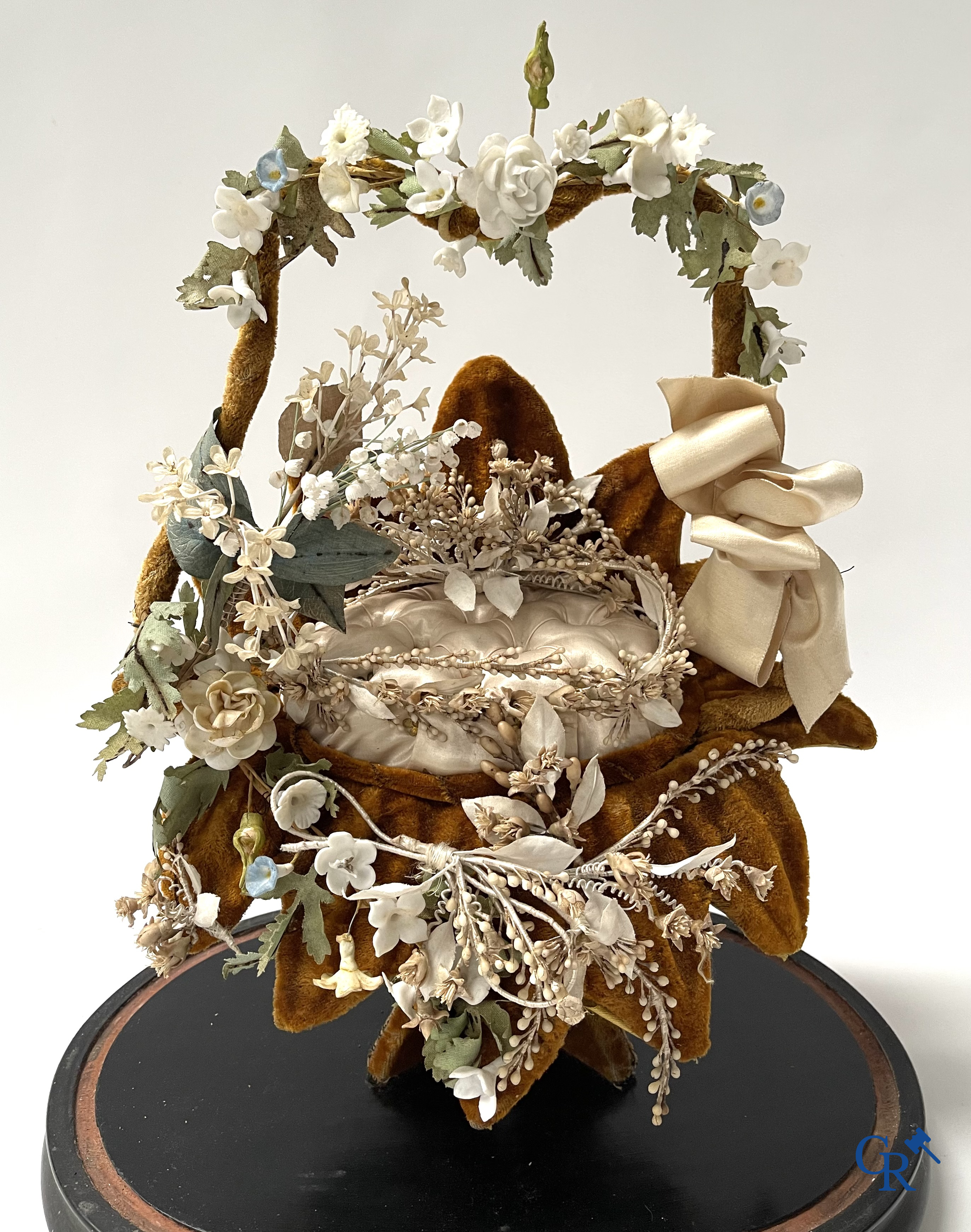 2 exceptional globes in glass with a wedding bouquet in basket shape, decorated with flowers in fine porcelain. Circa 1900.