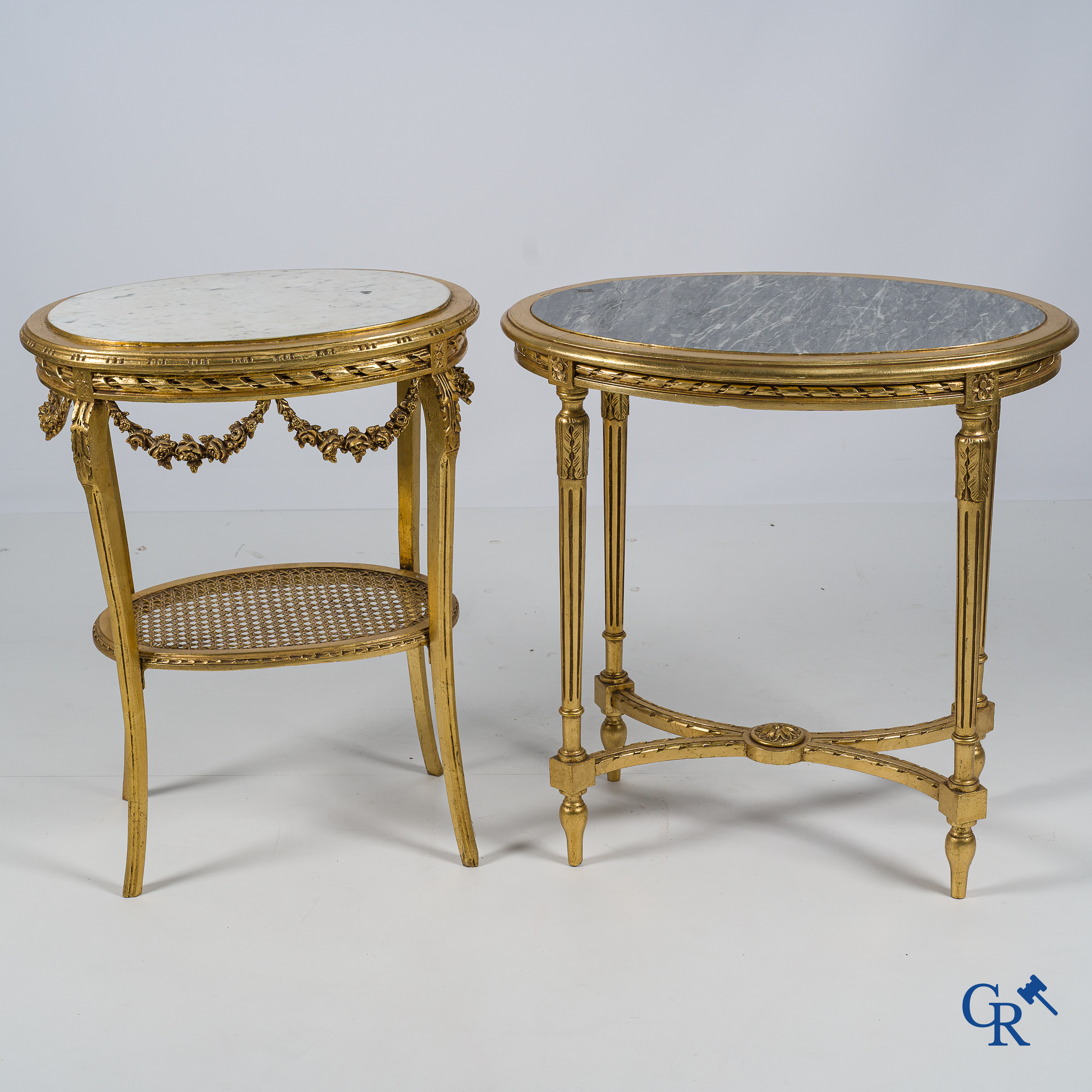 Meubels. 2 vergulde geuridons in LXVI-stijl en een set nesttafels met Vernis Martin beschildering. Circa 1920.