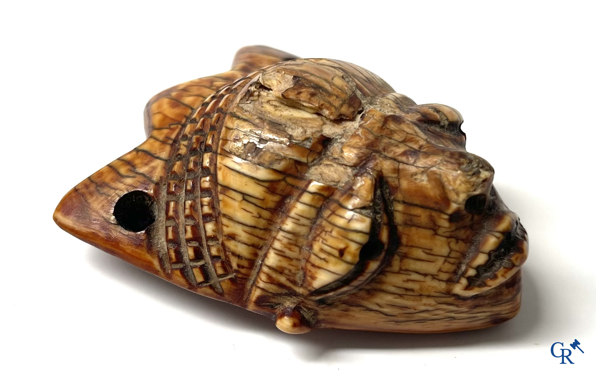 Tribal Art, Afrikaanse kunst. Democratische Republiek Congo. Een Afrikaanse Pende amulet in gesneden bot. 19e eeuw.