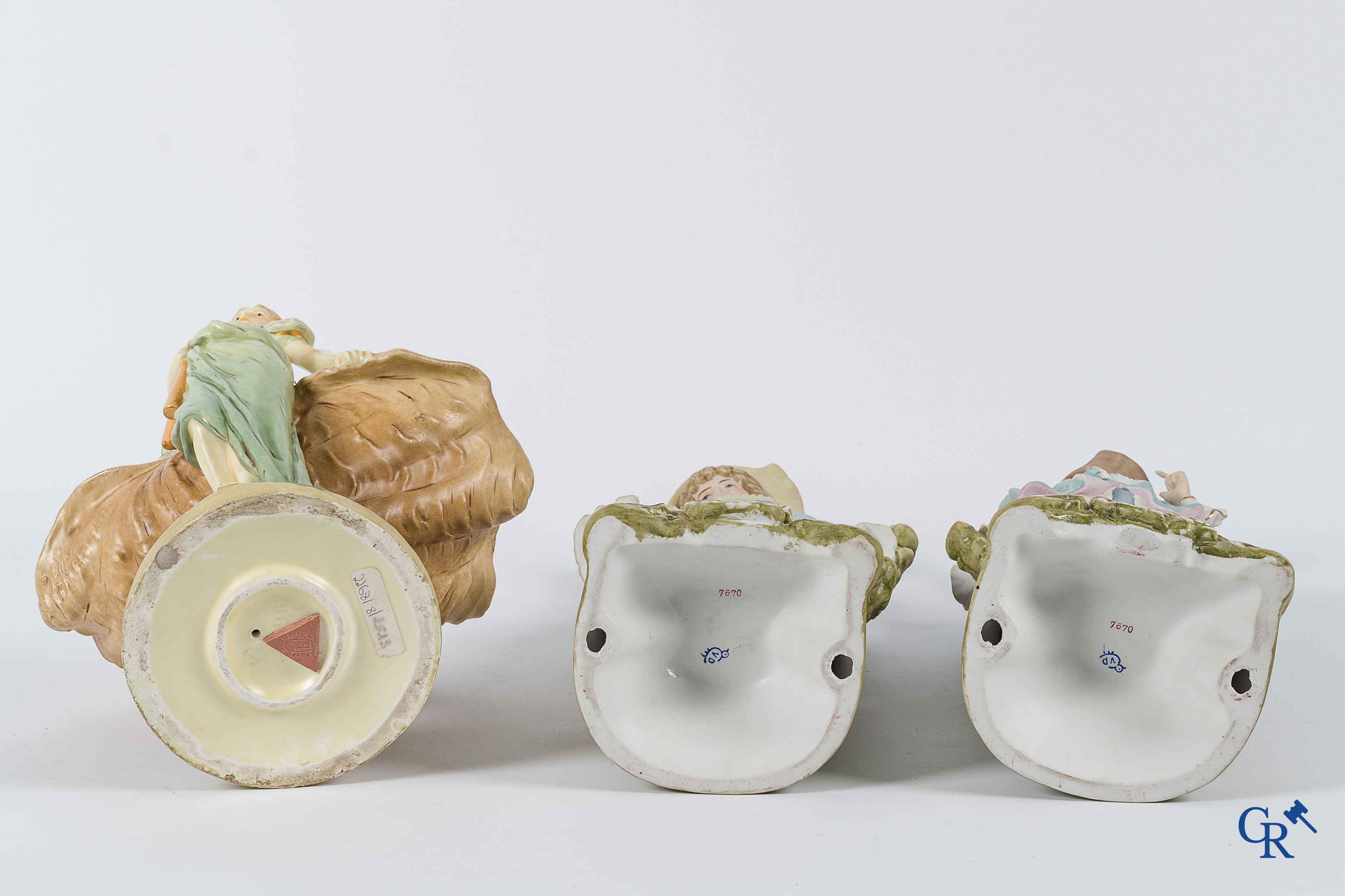 Mooi lot brocante bestaande uit een vide poche in Royal Dux, een paar biscuits en een paar kaders. Circa 1920.