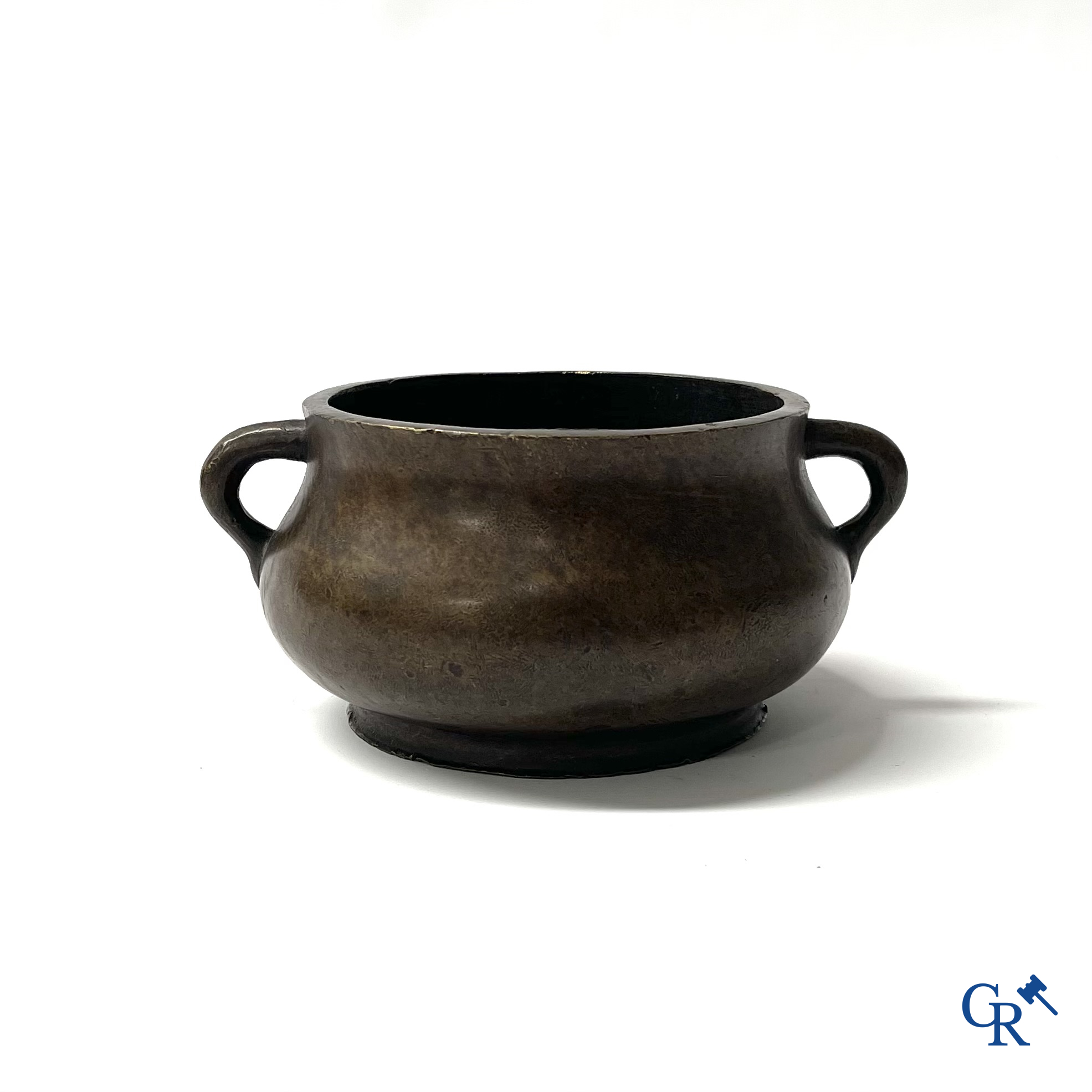 Aziatica. Een Chinese bronzen wierookbrander. Gemerkt.