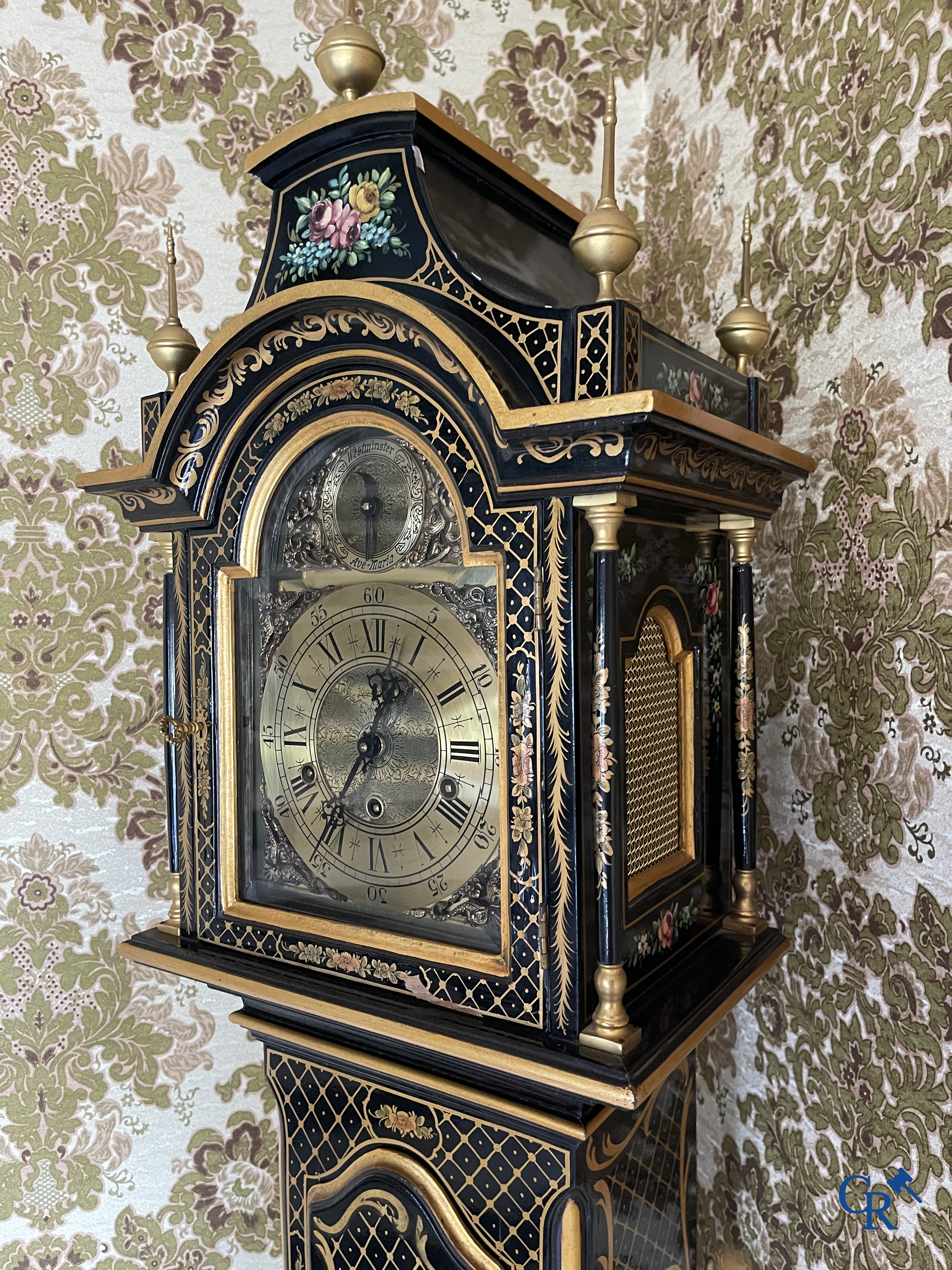 Furniture. Extensive lot with gilded and painted wooden furniture. Console with mirror, chest of drawers, armchairs, etc.