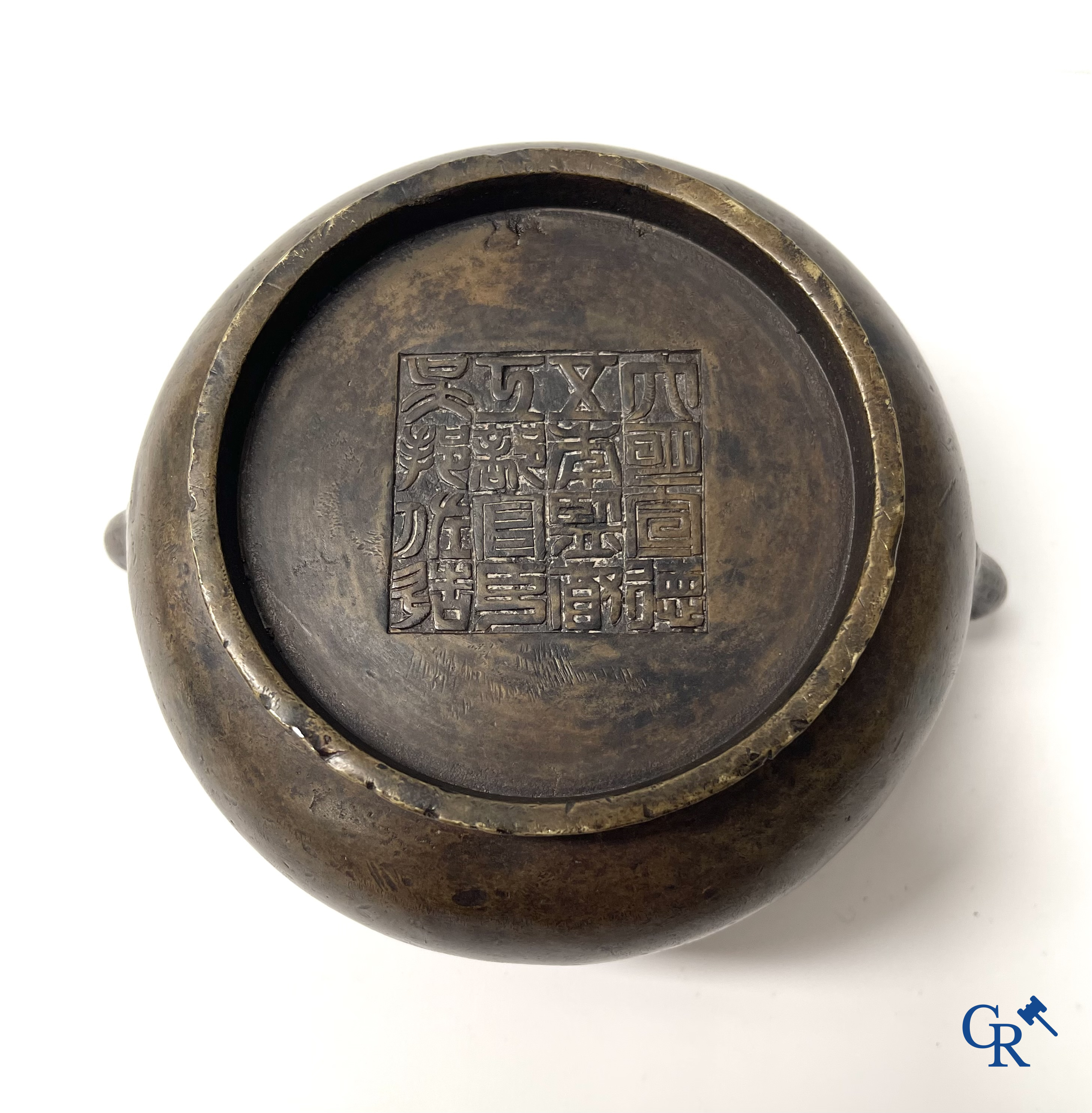 Aziatica. Een Chinese bronzen wierookbrander. Gemerkt.