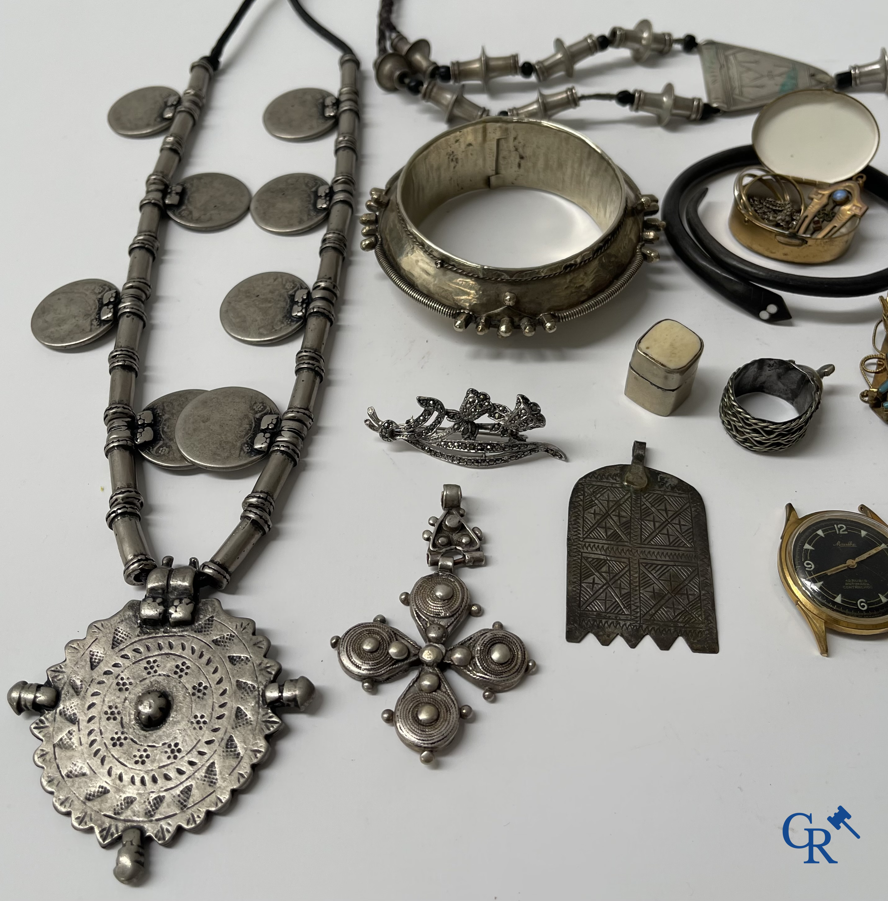 Bijoux. Lot d'objets et de bijoux en argent ou montés argent.  On y joint un lot avec des montres et des bijoux en métal.