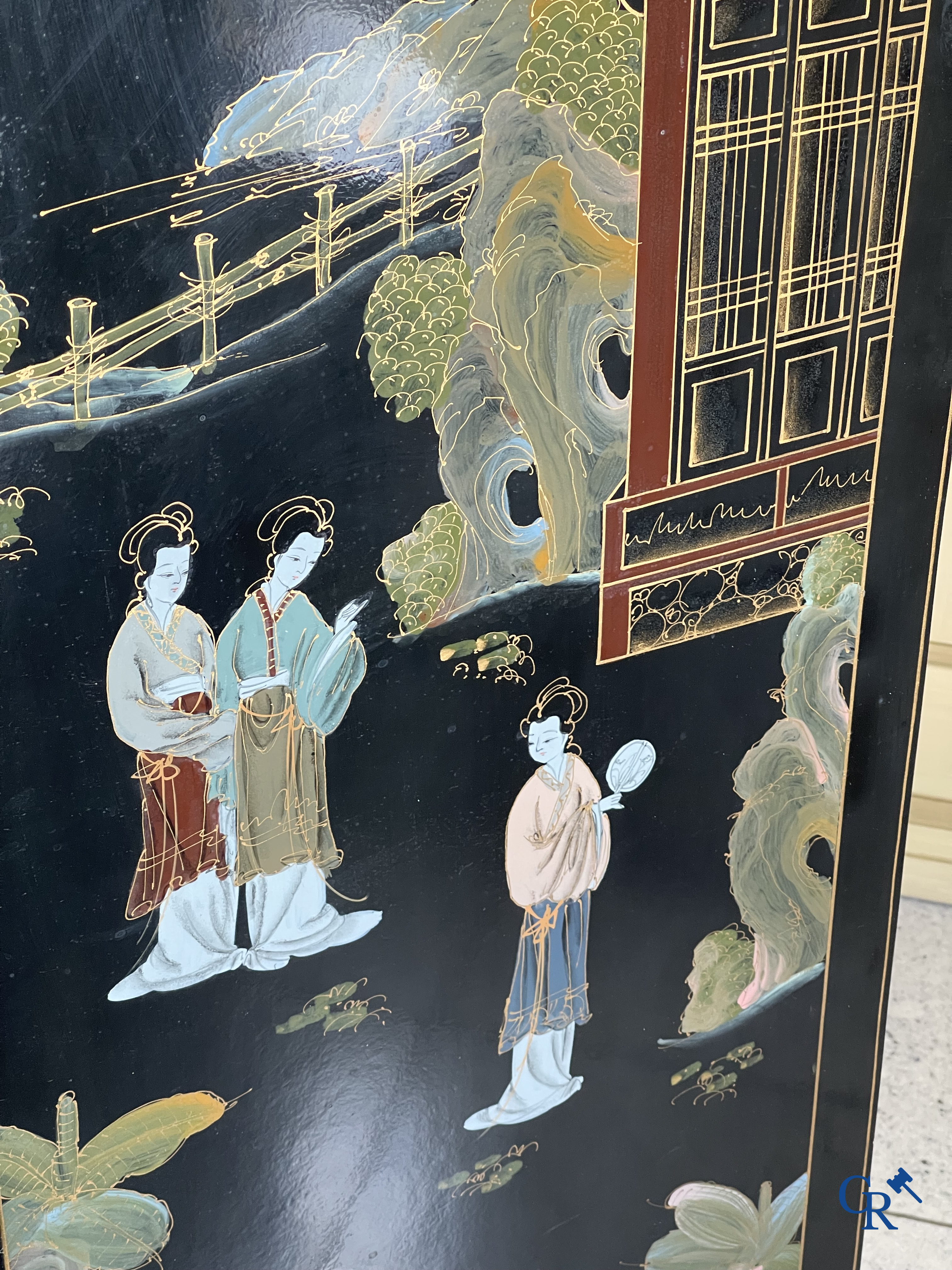Meubels. Groot lot met vergulde en gedecoreerde Chinese meubels met lakwerk. Vitrine, tafel en stoelen enz. Circa 1970.