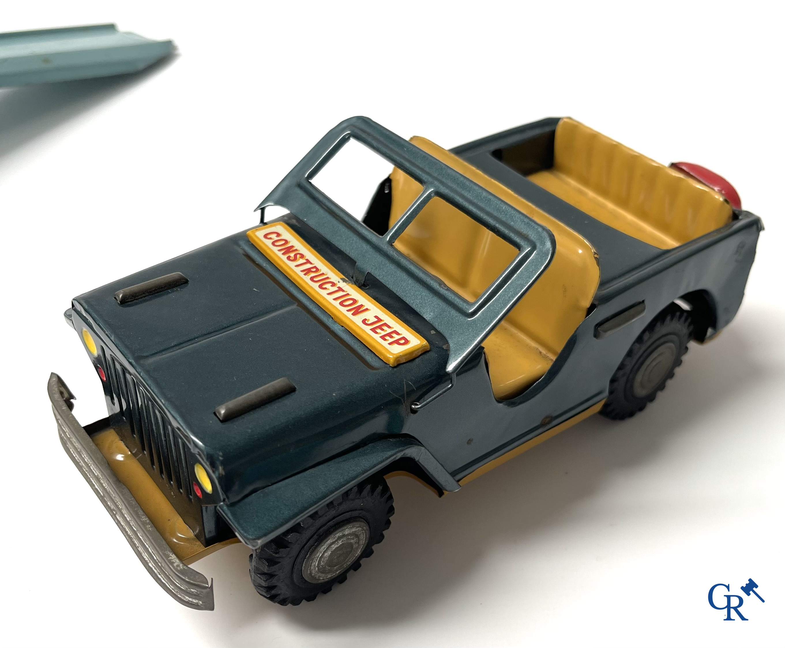 Oud speelgoed. Een interessant lot speelgoed. Dinky toys, Prameta Kölner Automodelle, Contstruction Jeep Japan, enz.