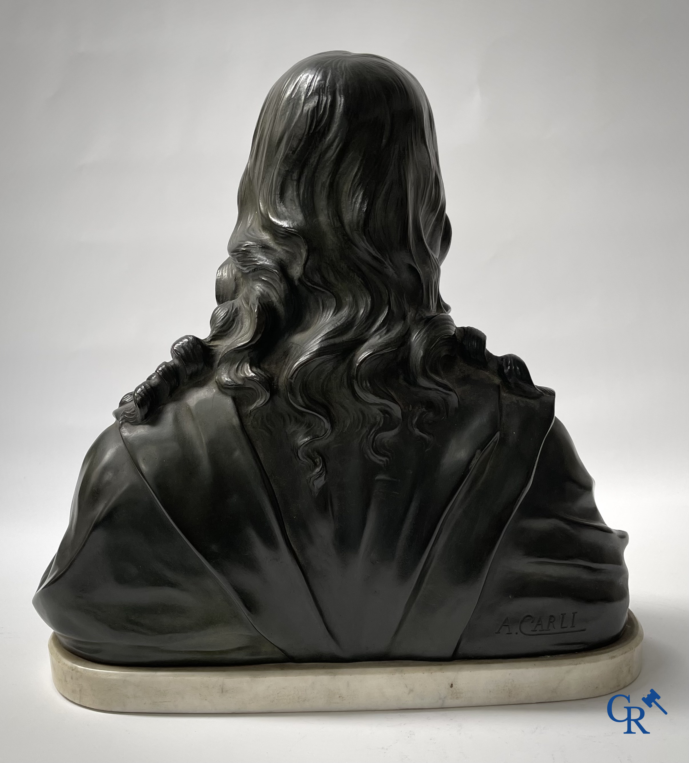 Objets religieux. A. Carli. Important buste en bronze finement ciselé et patiné du Christ, vers 1920.