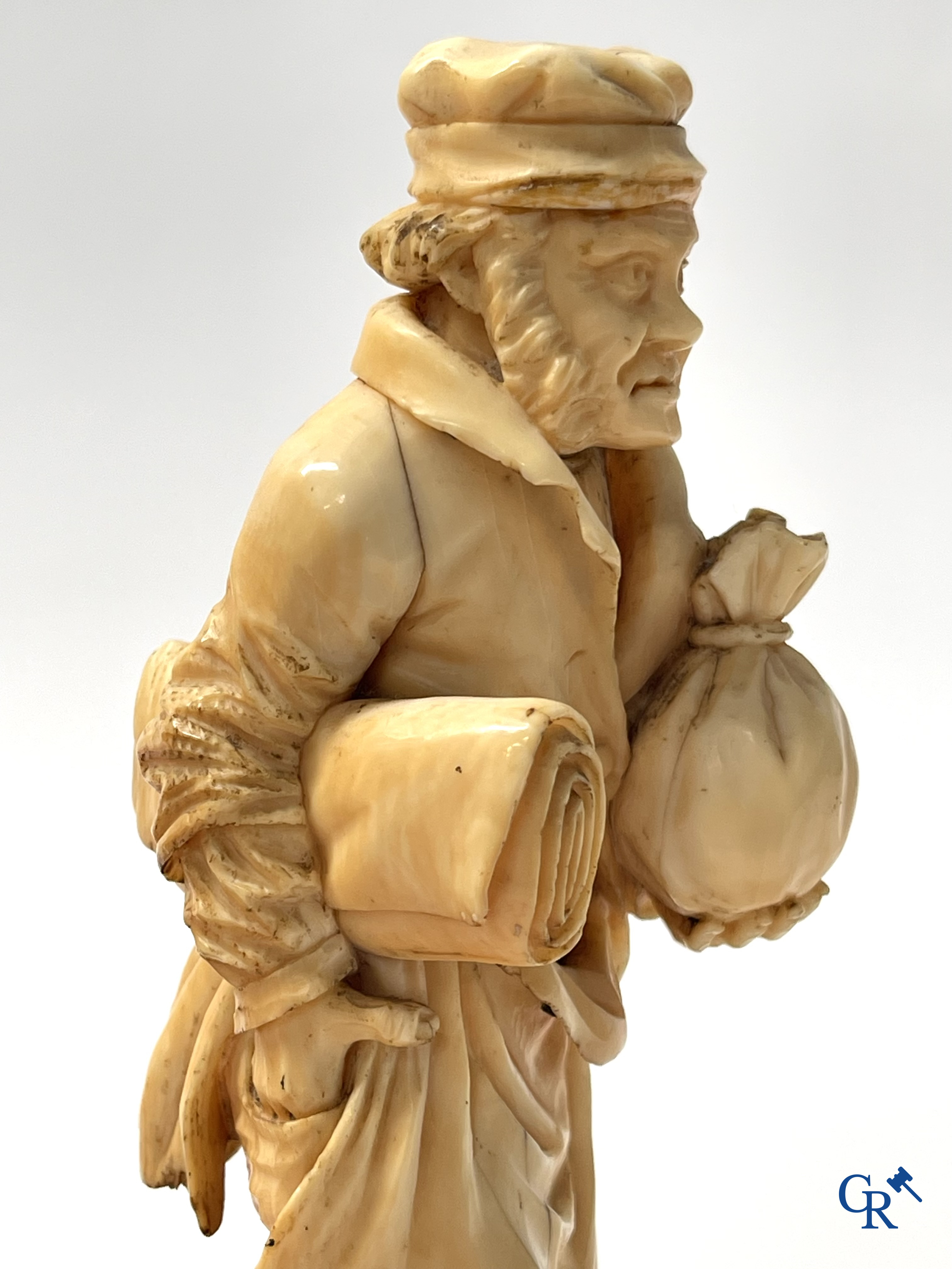 Paar personages in gesculpteerd bot op een zwartgelakte houten sokkel. Duitsland of Frankrijk, 19e eeuw.