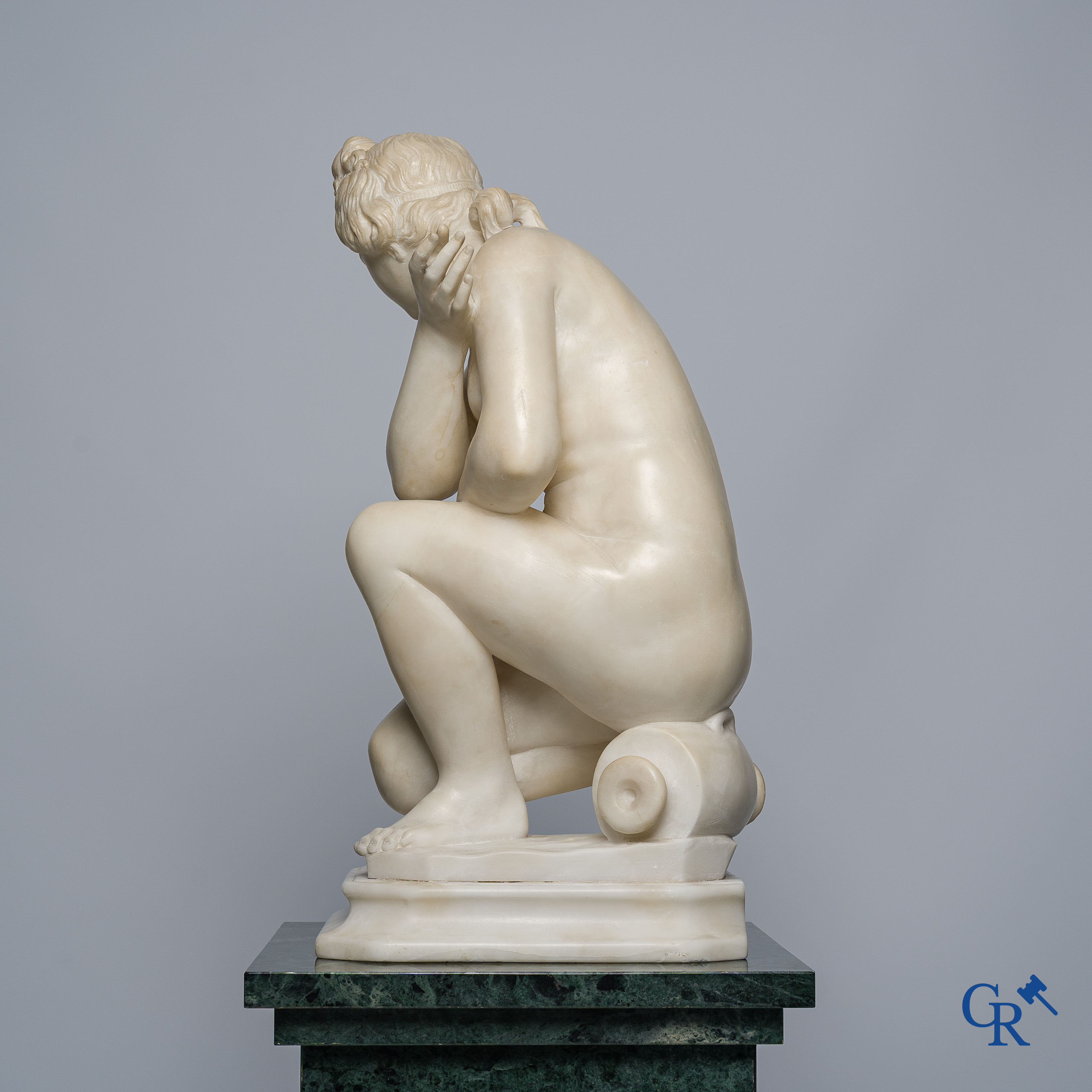 The crouching Venus. Italian Grand Tour sculpture in hand-carved marble. Around 1900-1920, in the antique style.