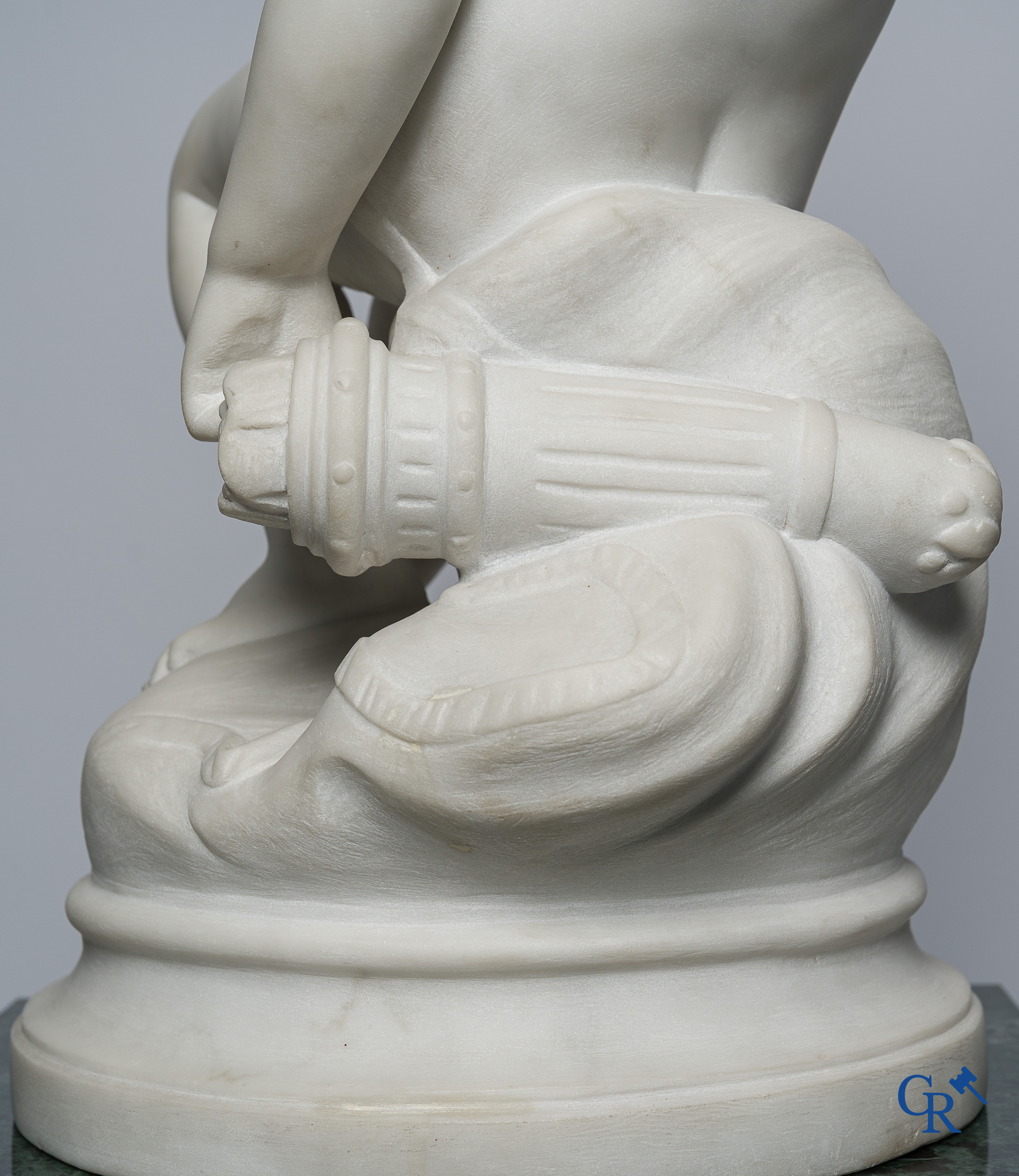 Voorstelling van een zittende cupido in Carrara marmer. In de stijl van Jean-Baptiste Pigalle. Circa 1900..