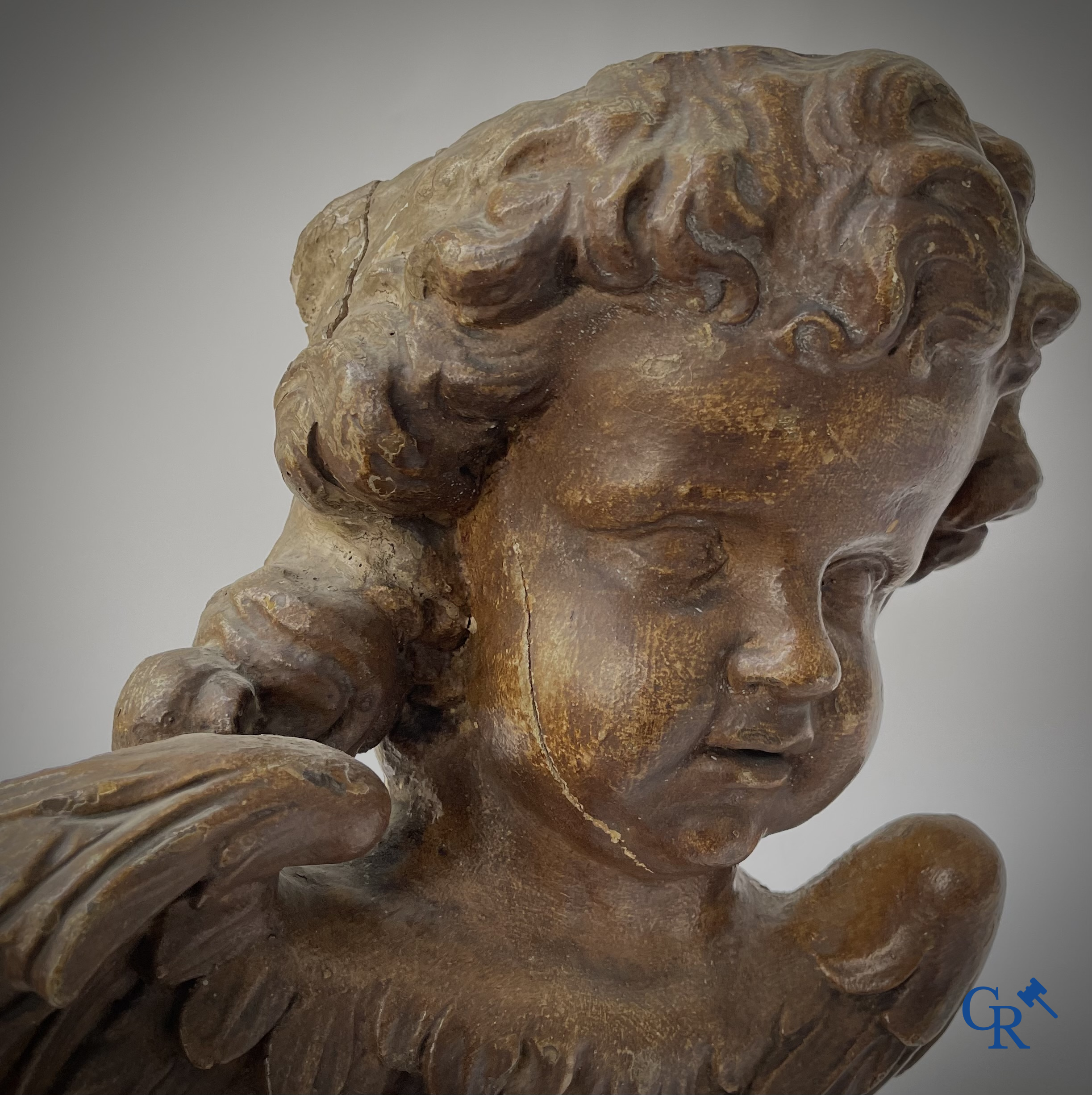 Religieuze Objecten. Barok. Een hout gesculpteerd hoofd van een engel en een ornament in gesculpteerd hout. 18e eeuw.