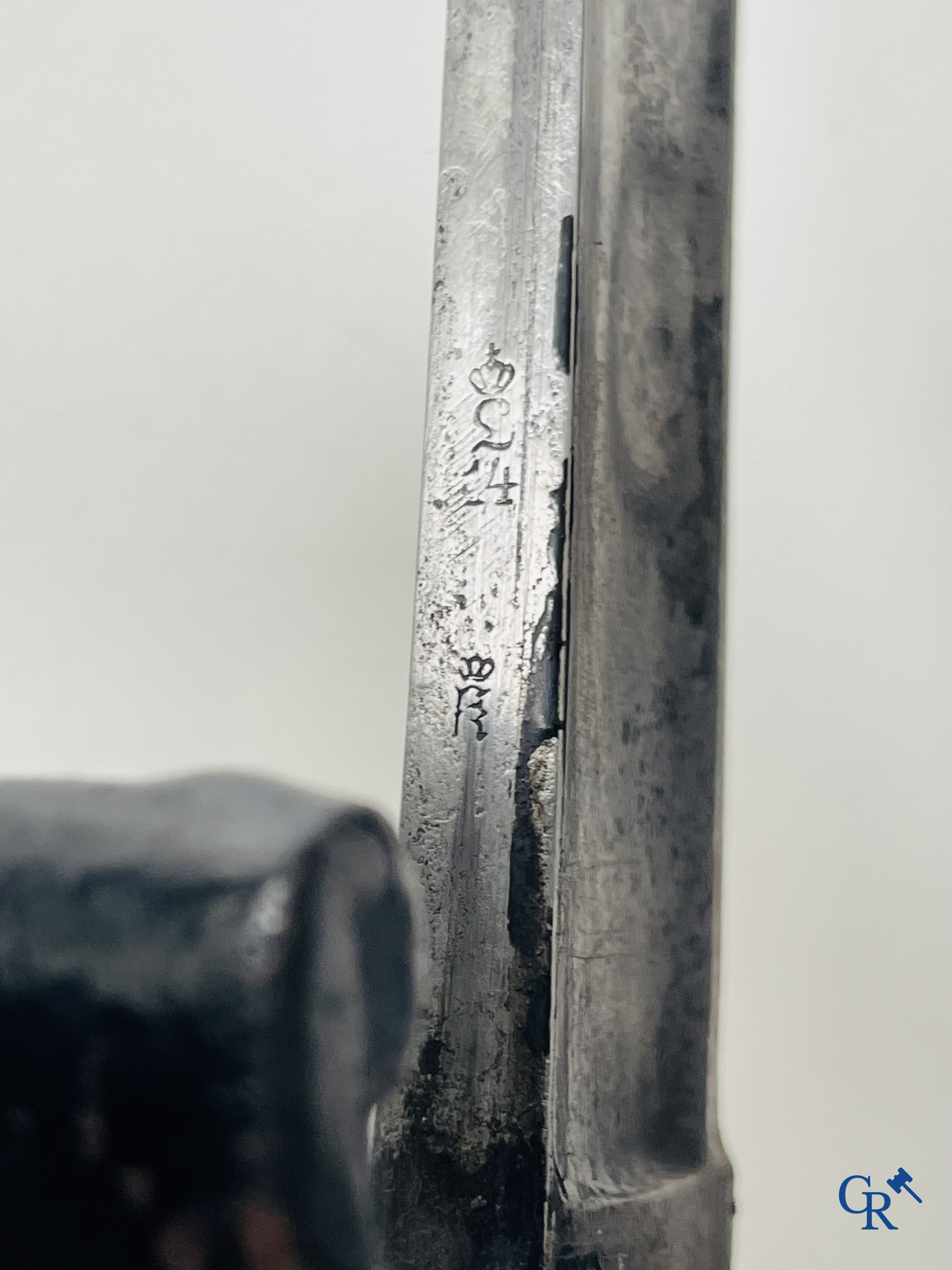 Militaria. W.K & Cie Solingen. Une épée avec fourreau marquée d'un L. 14 couronné. On y joint une baïonnette. (numéroté)