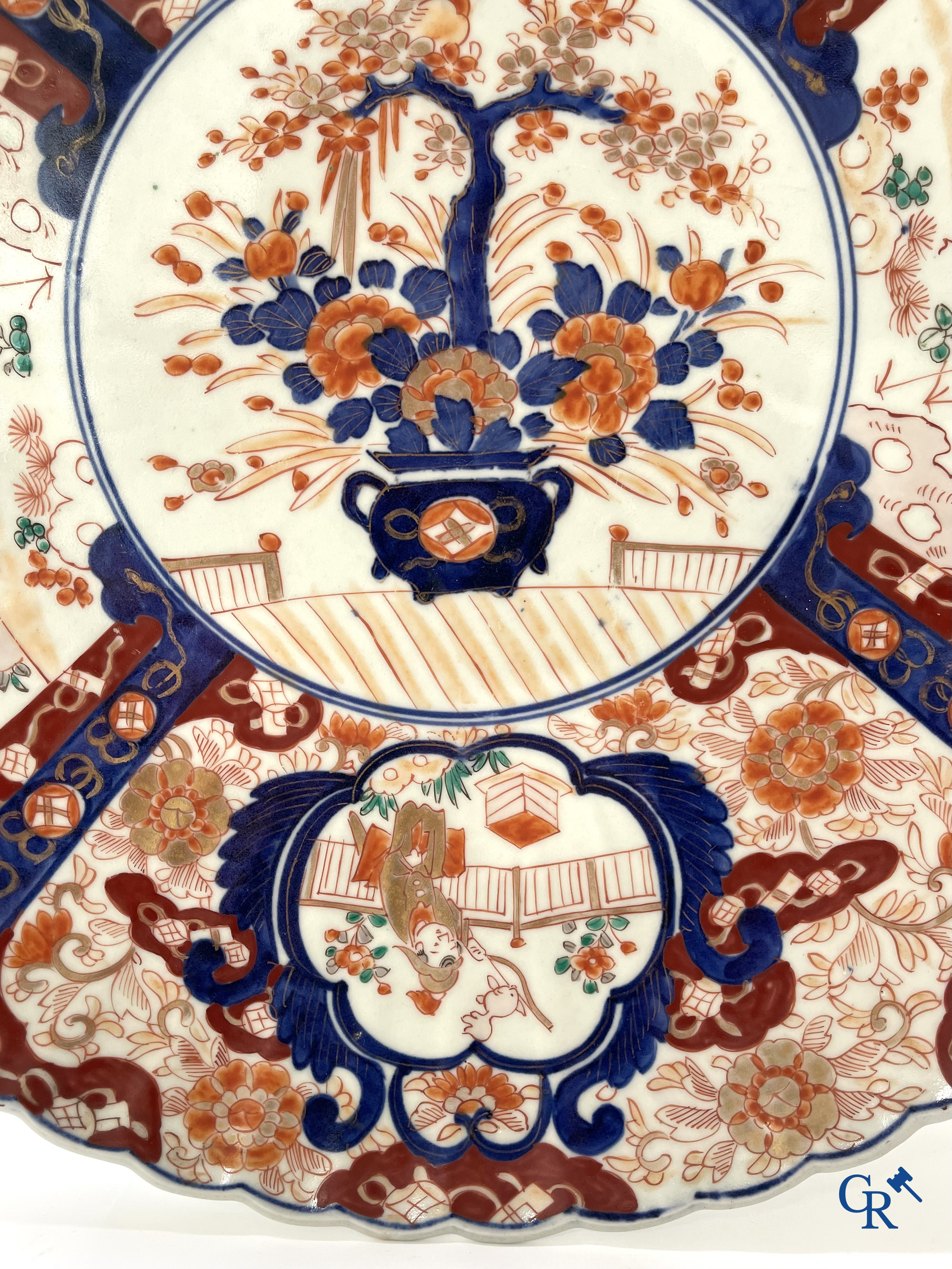 Aziatica. Een grote Japanse Imari schotel. 19e eeuw.