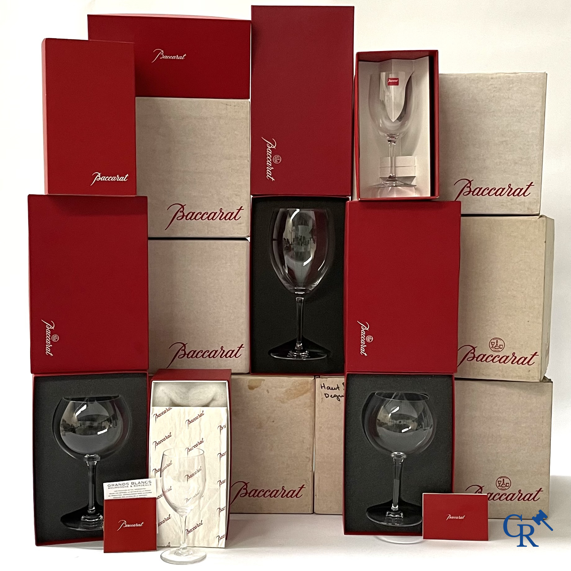 Baccarat France. Een groot lot (87 stuks) met kristallen glazen. De meeste in de originele doos. Gesigneerd.