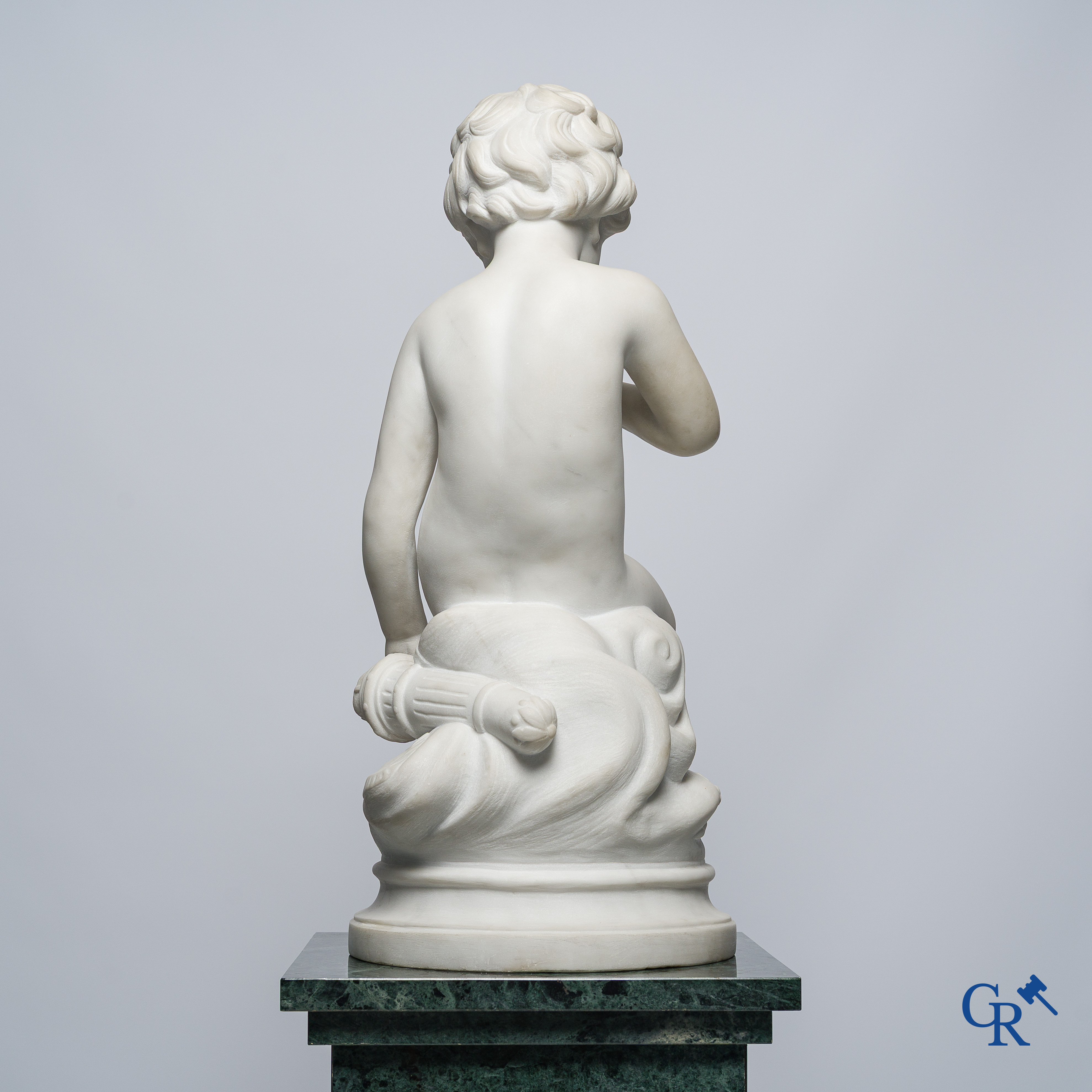 Voorstelling van een zittende cupido in Carrara marmer. In de stijl van Jean-Baptiste Pigalle. Circa 1900..
