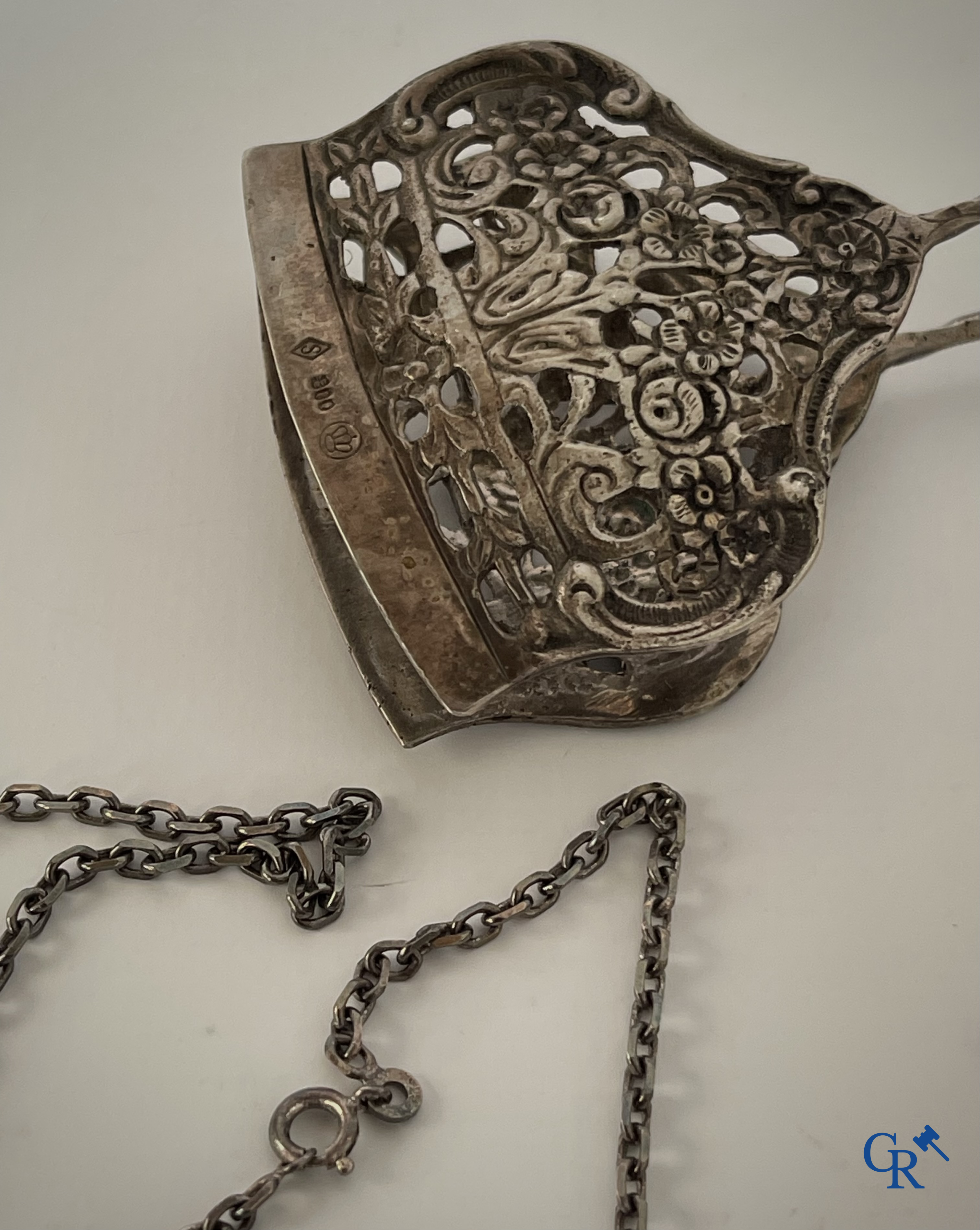 Bijoux. Lot d'objets et de bijoux en argent ou montés argent.  On y joint un lot avec des montres et des bijoux en métal.