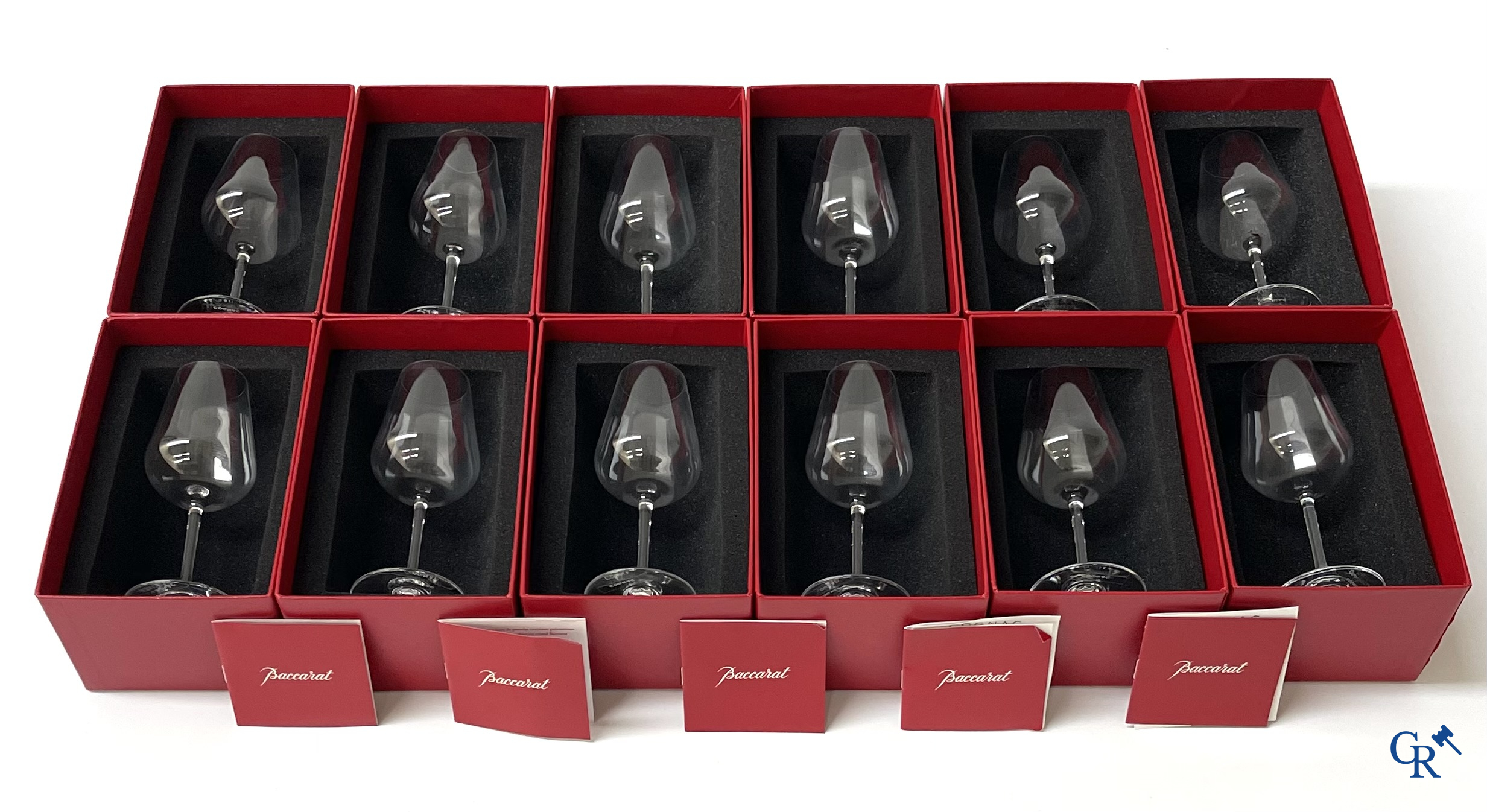Baccarat. Een reeks van 12 kristallen cognac glazen in hun originele rode doos. Gesigneerd. Nieuwstaat.
