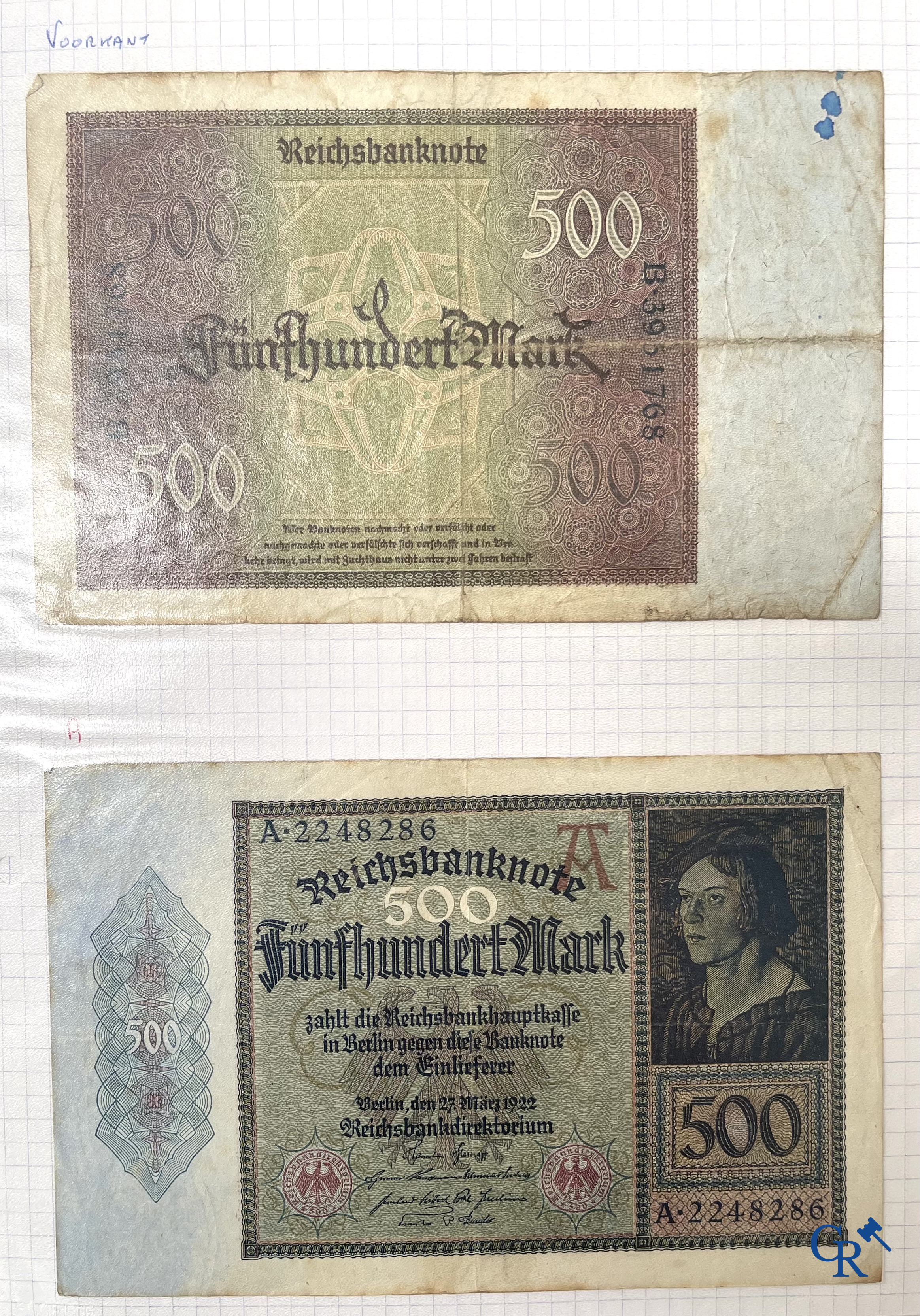 Oude munten en bankbiljetten. Een grote verzameling oude munten en bankbiljetten. Meerdere munten in zilver.