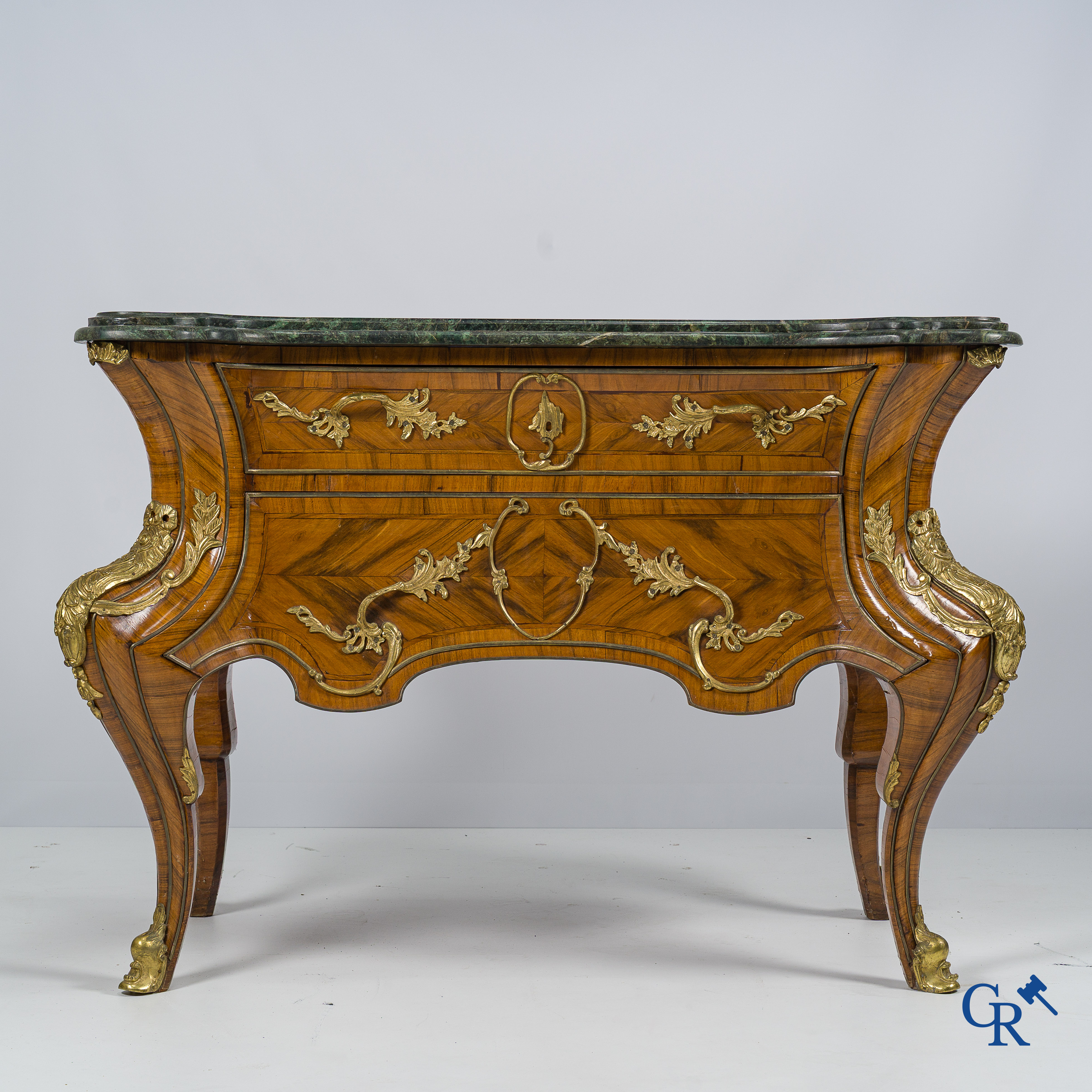 Imposante commode met marmer blad, rijkelijk bewerkt met bronzen monturen. Barok stijl, 20ste eeuw.
