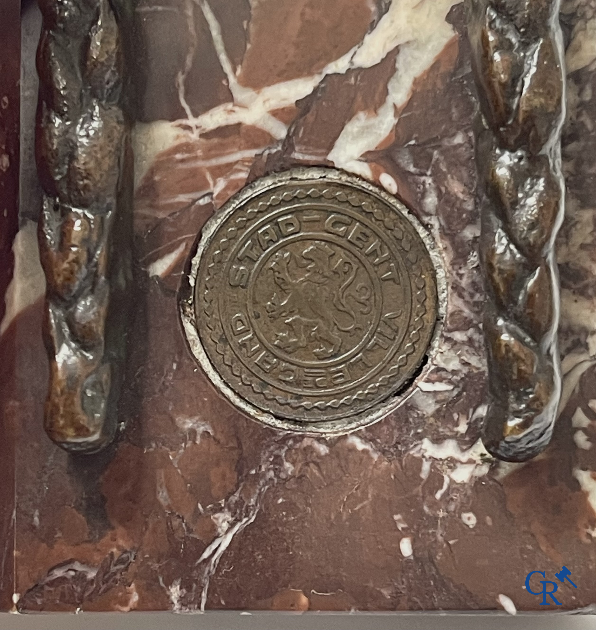 Dominique Van Den Bossche (1854-1906) Bronzen buste van een meisje op een marmer sokkel. Ingewerkte medaille stad Gent.