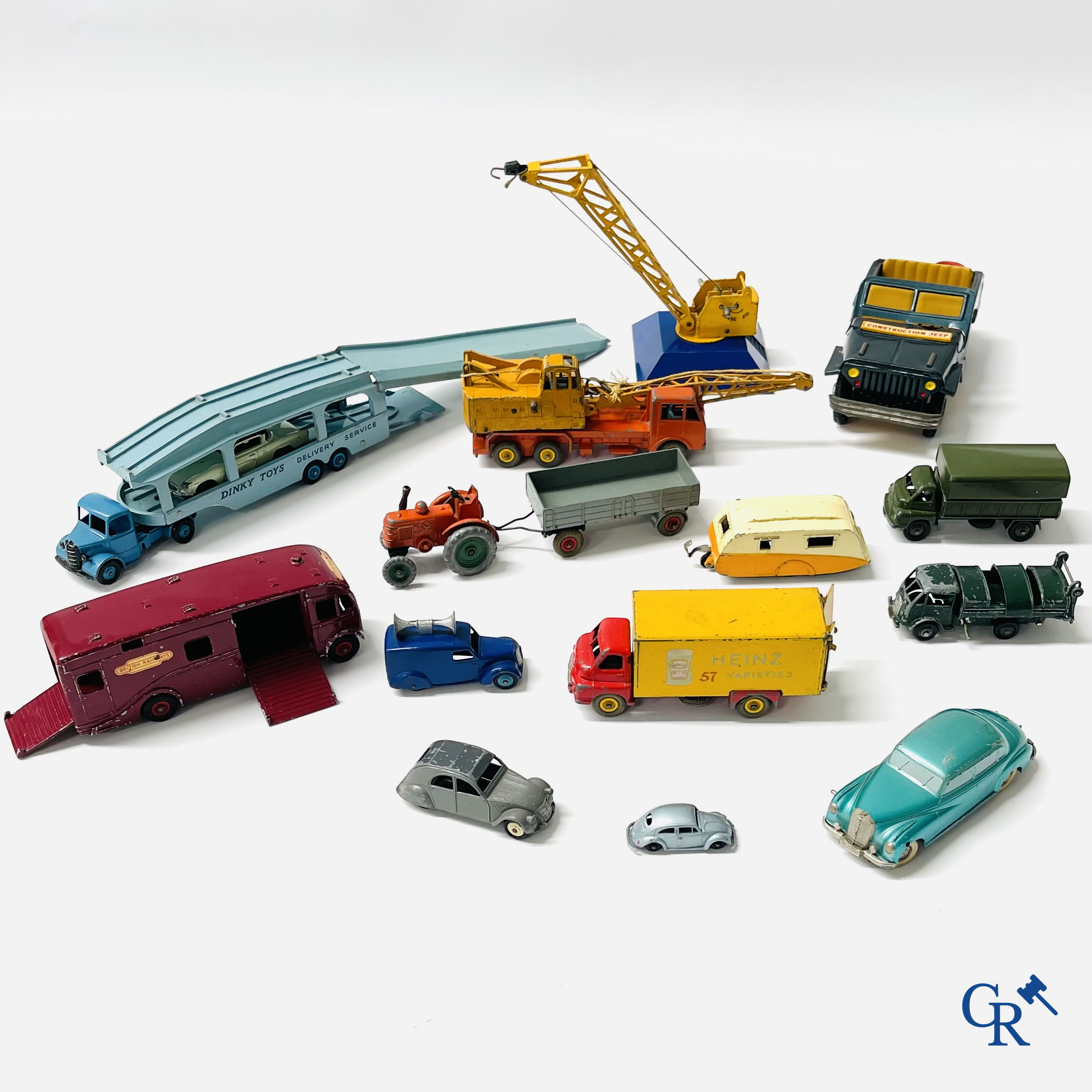 Oud speelgoed. Een interessant lot speelgoed. Dinky toys, Prameta Kölner Automodelle, Contstruction Jeep Japan, enz.