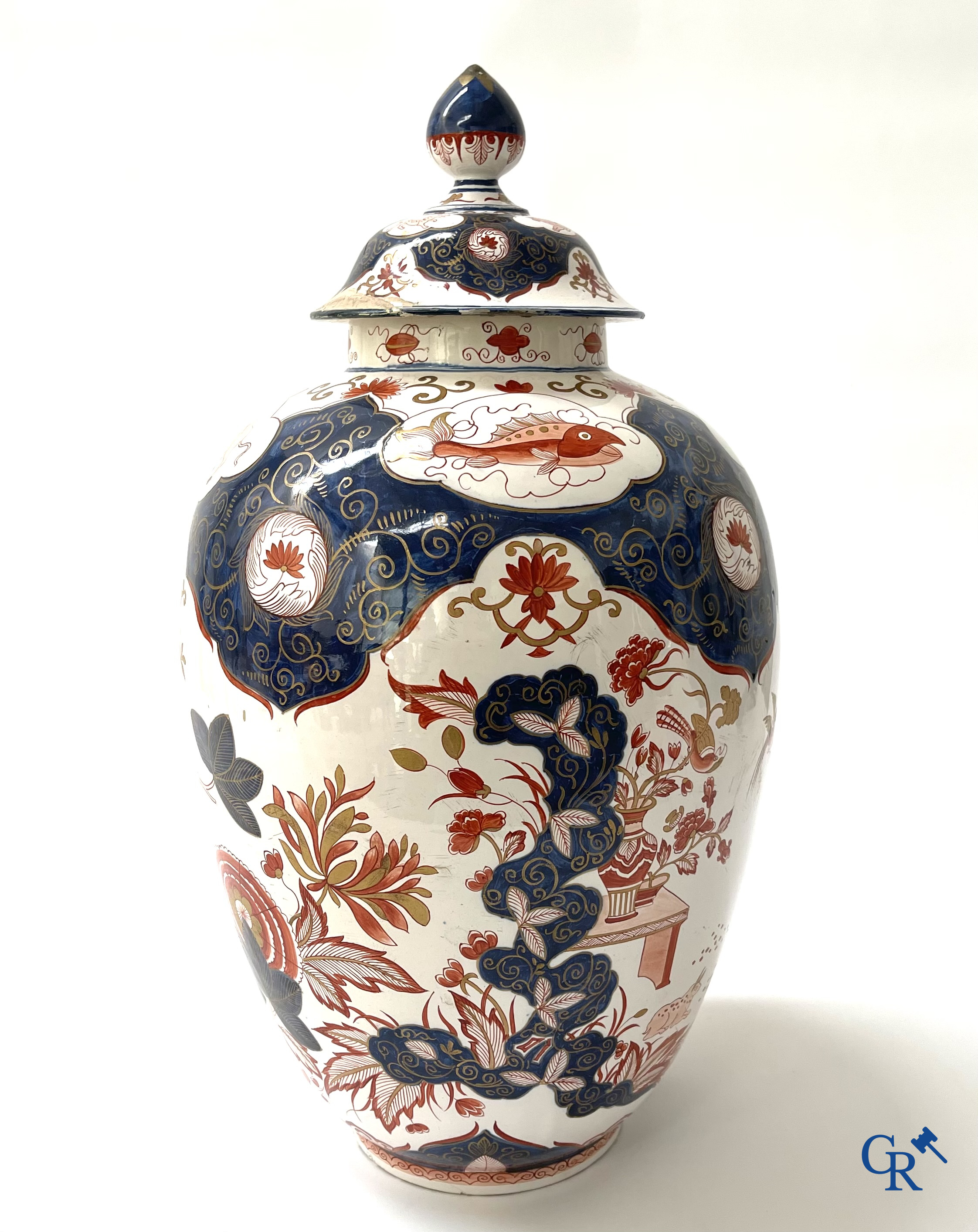 Delft. Een grote dekselvaas met Imari decor in Delfts aardewerk, gemerkt Blompot (De Vergulde Bloempot). 19e eeuw.