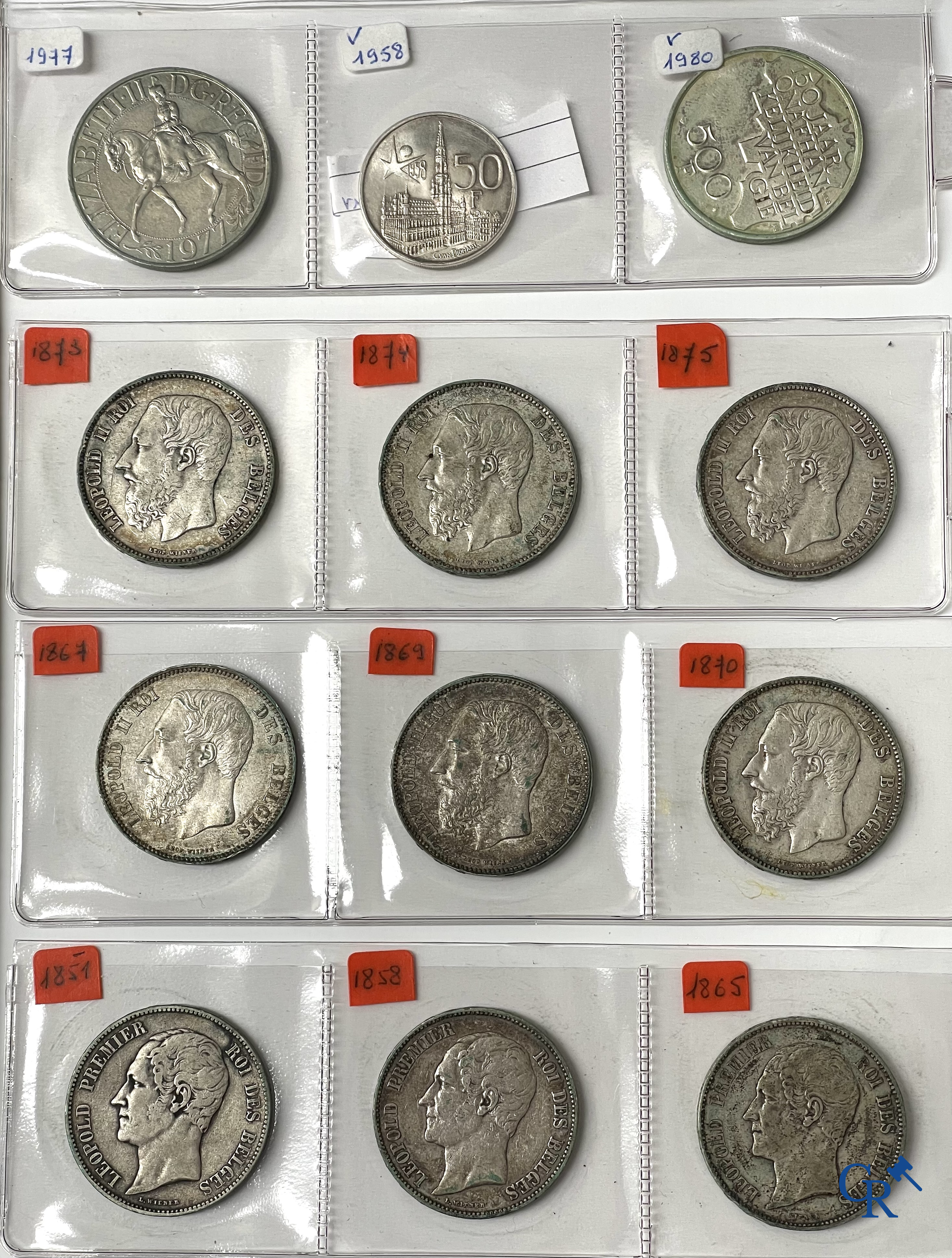Oude munten en bankbiljetten. Een grote verzameling oude munten en bankbiljetten. Meerdere munten in zilver.