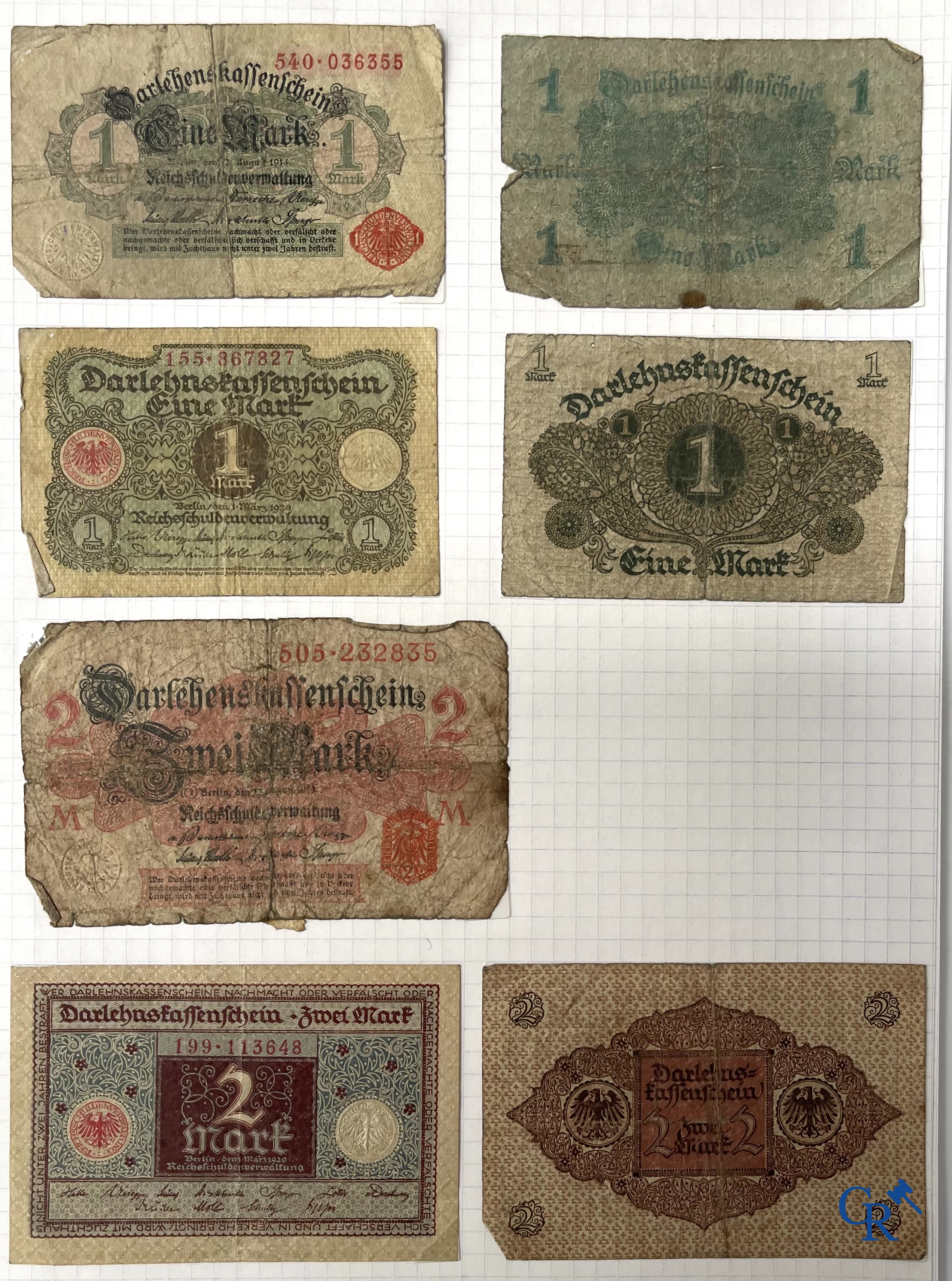Oude munten en bankbiljetten. Een grote verzameling oude munten en bankbiljetten. Meerdere munten in zilver.