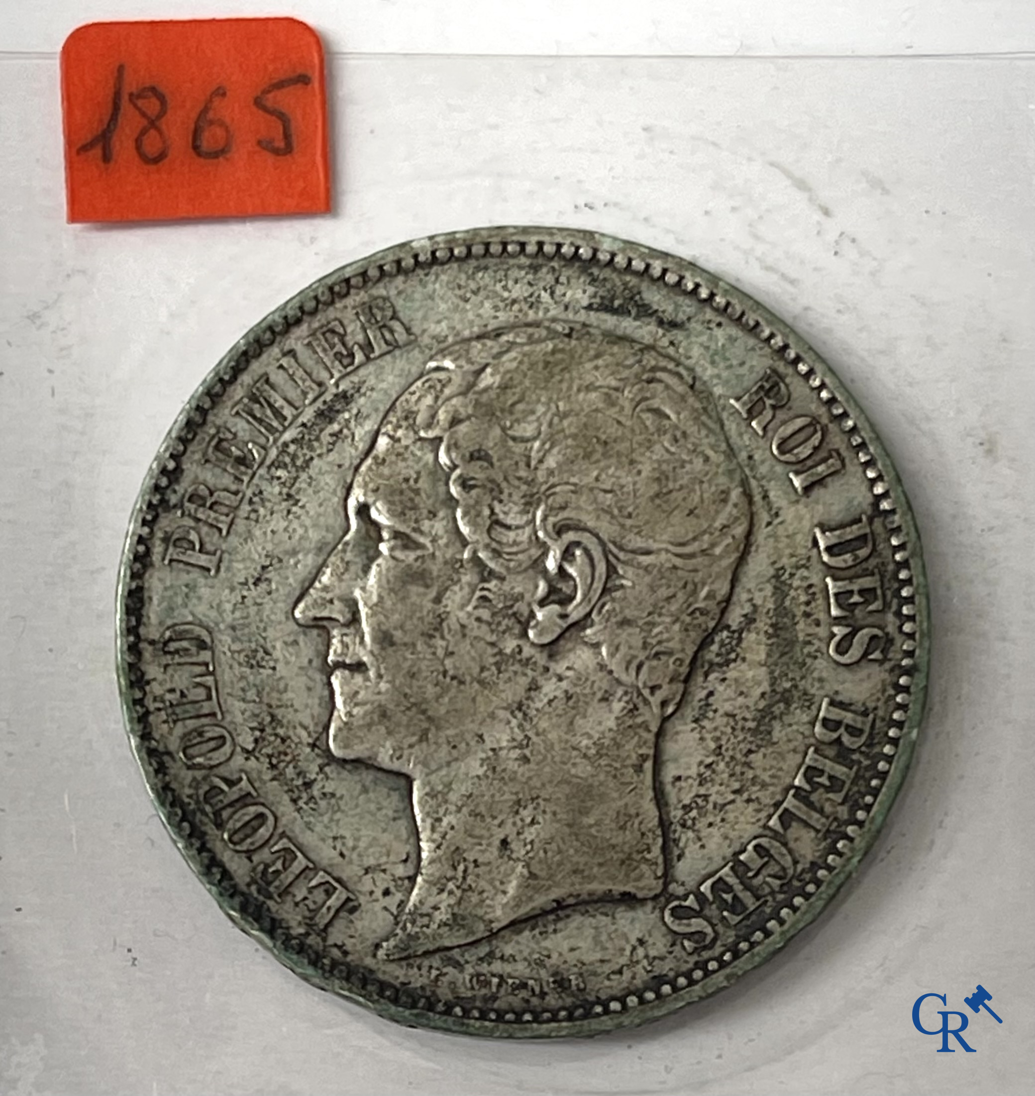 Oude munten en bankbiljetten. Een grote verzameling oude munten en bankbiljetten. Meerdere munten in zilver.