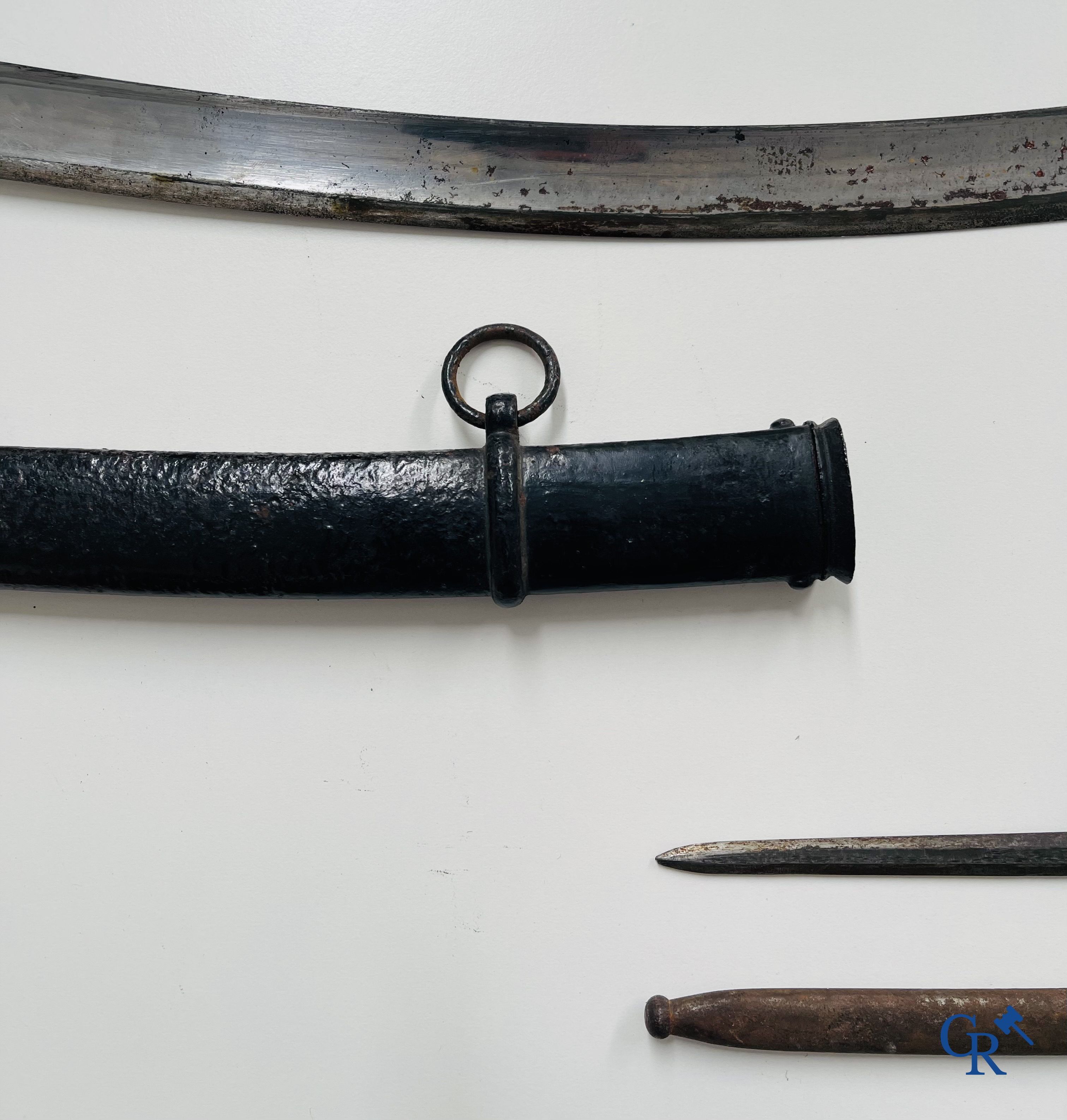 Militaria. W.K & Cie Solingen. Une épée avec fourreau marquée d'un L. 14 couronné. On y joint une baïonnette. (numéroté)