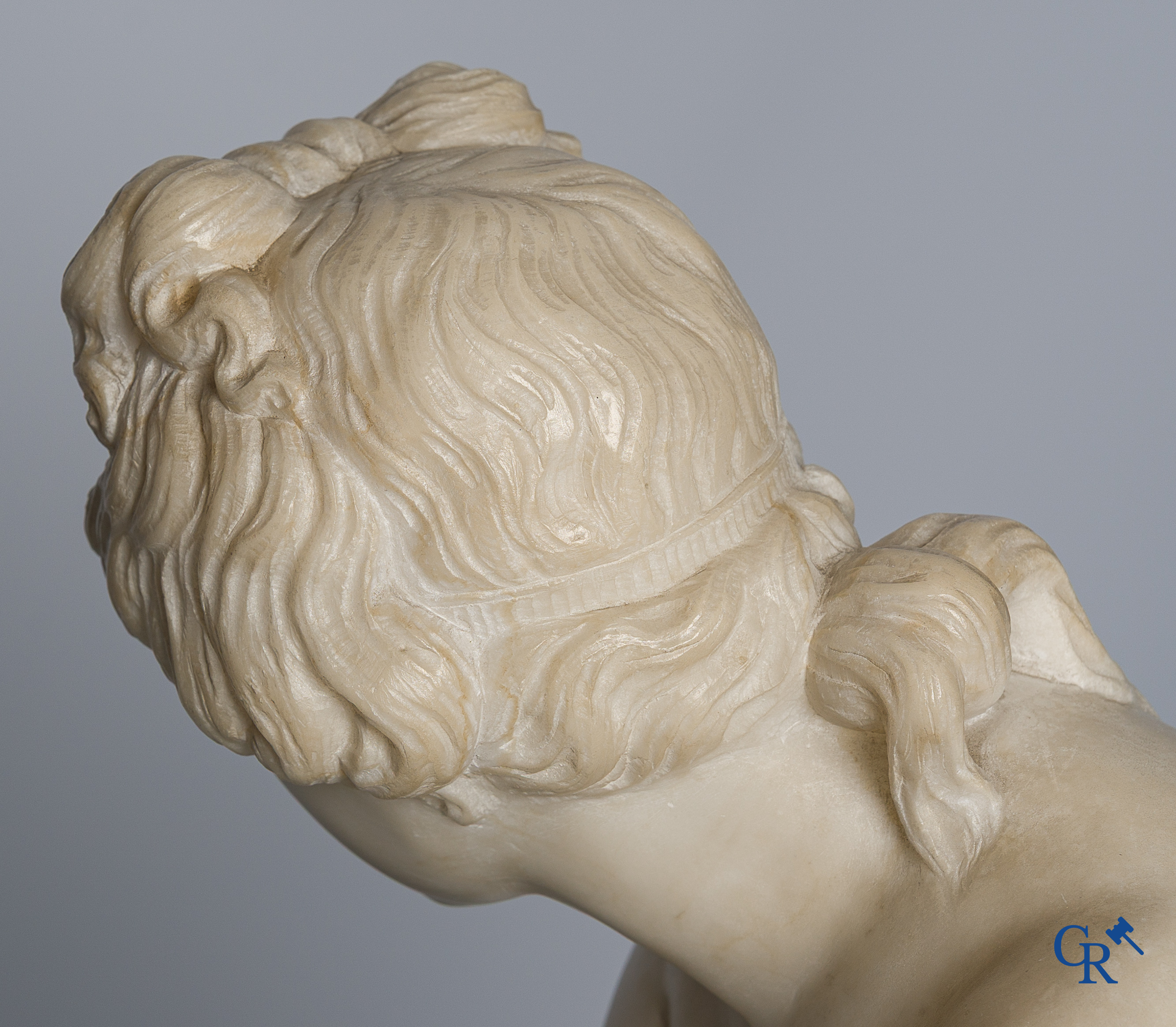 The crouching Venus. Italian Grand Tour sculpture in hand-carved marble. Around 1900-1920, in the antique style.