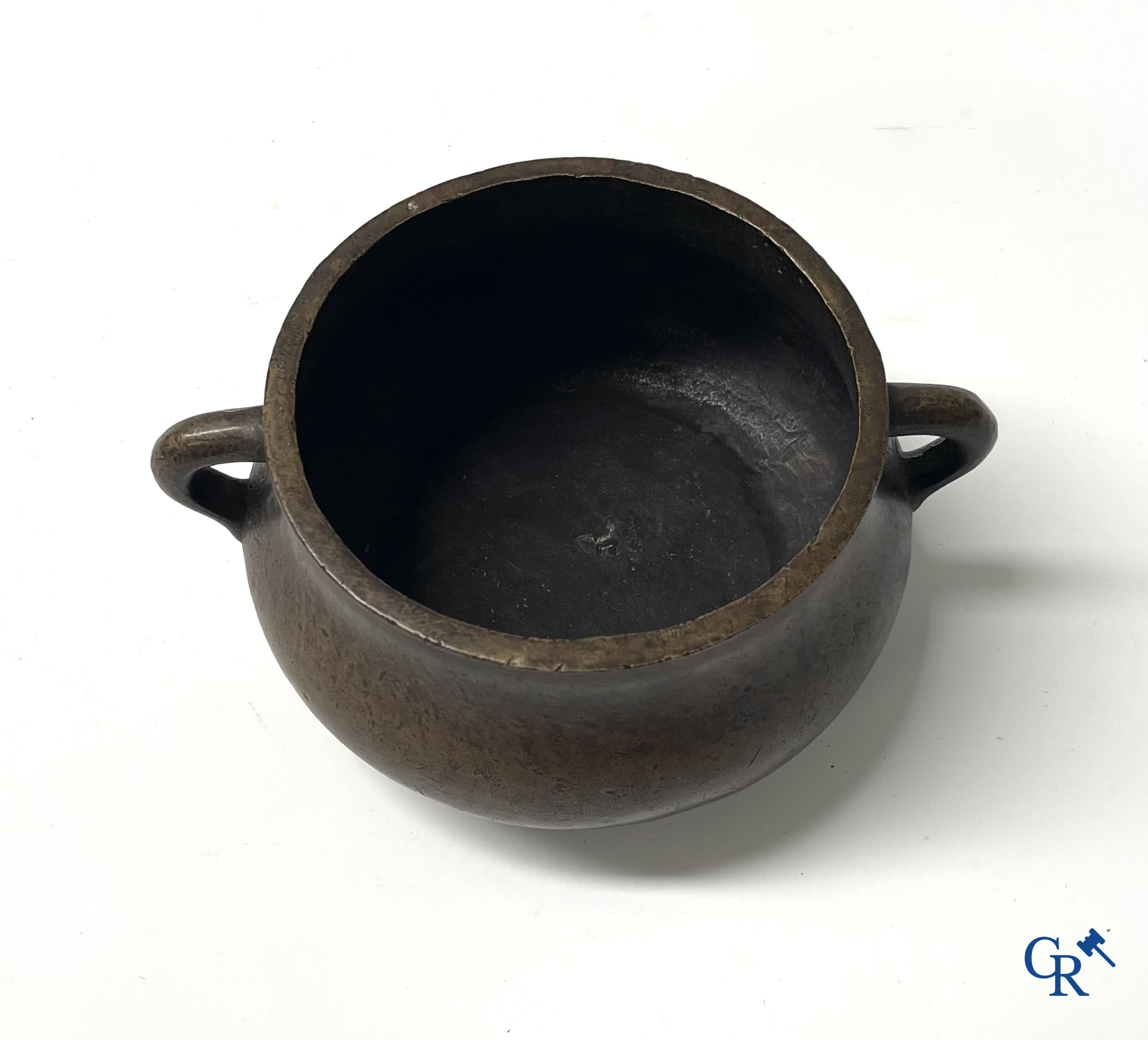 Aziatica. Een Chinese bronzen wierookbrander. Gemerkt.