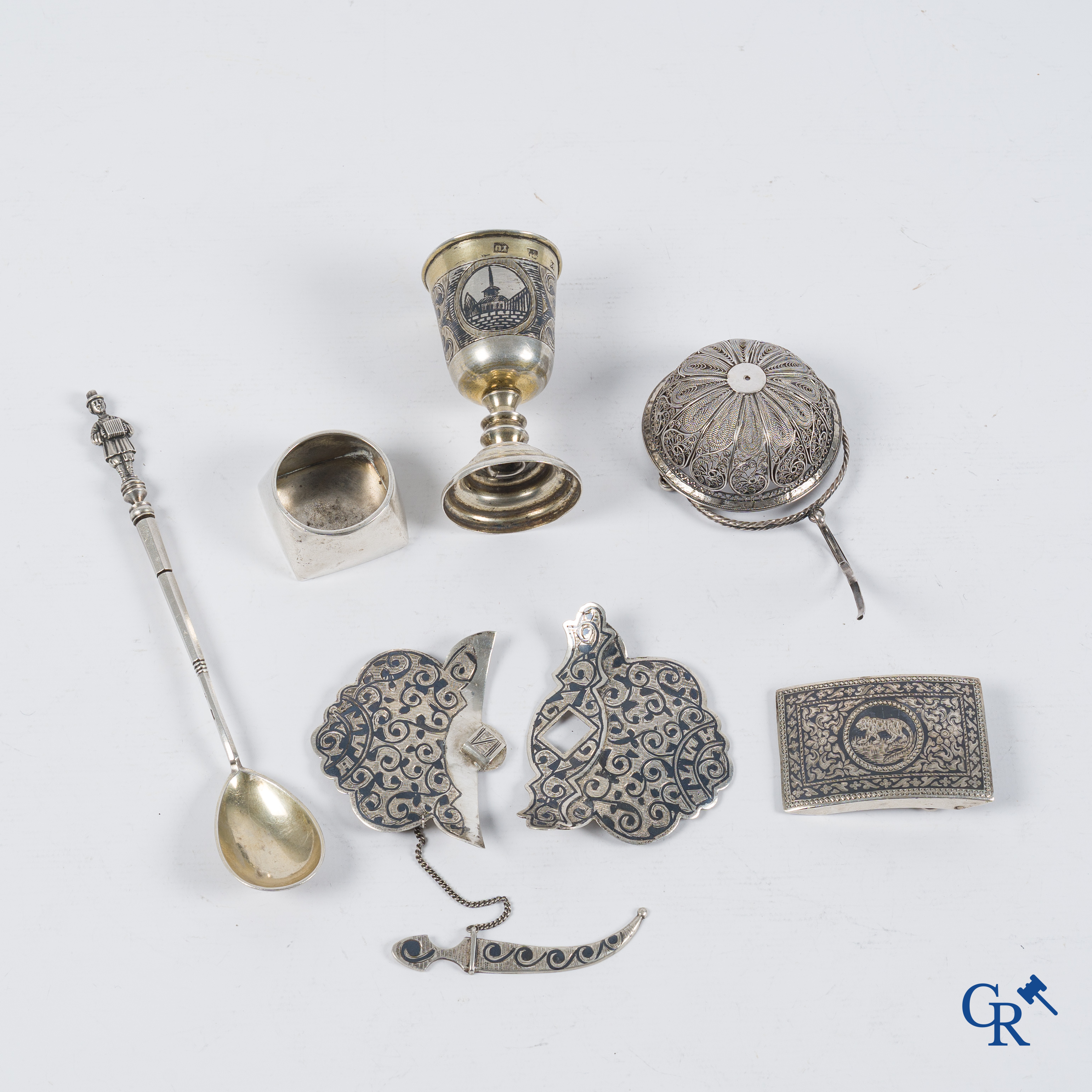 Russisch zilver. Verzameling met verschillende objecten in Russisch zilver 875°/00,  84 zolotnik.