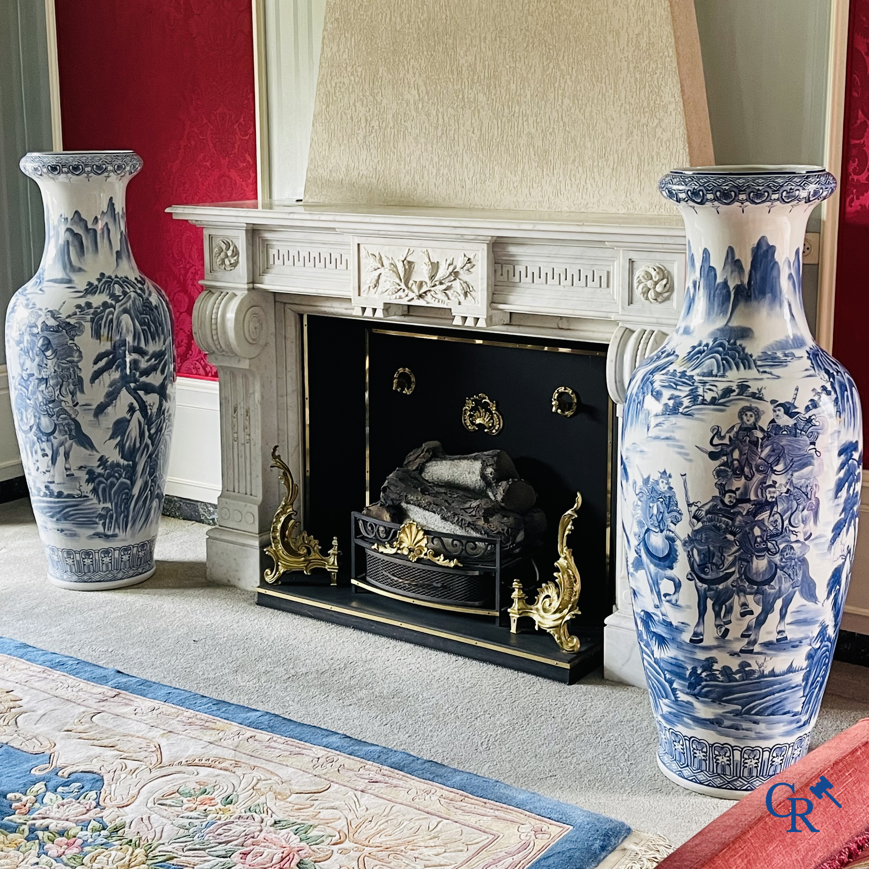 Aziatica, Chinees porselein. Een imposant paar Chinese vazen in blauw-wit porselein. Decor van krijgers. 20ste eeuw.