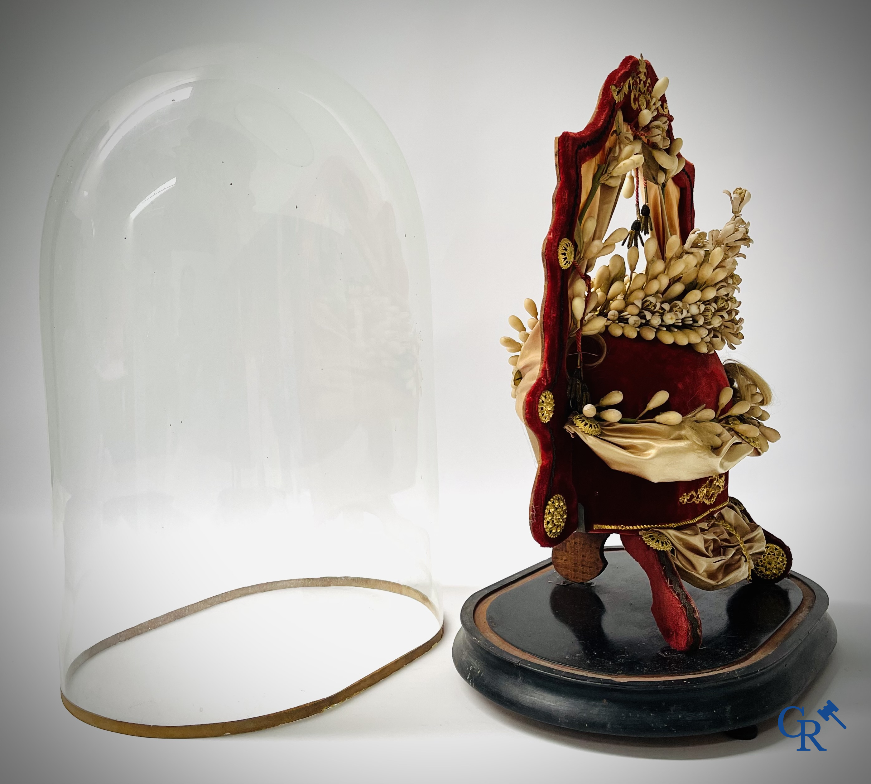 2 globes in glas met een bruidsboeket op sokkel bewerkt met ornamenten in vergulde messing. Circa 1900.