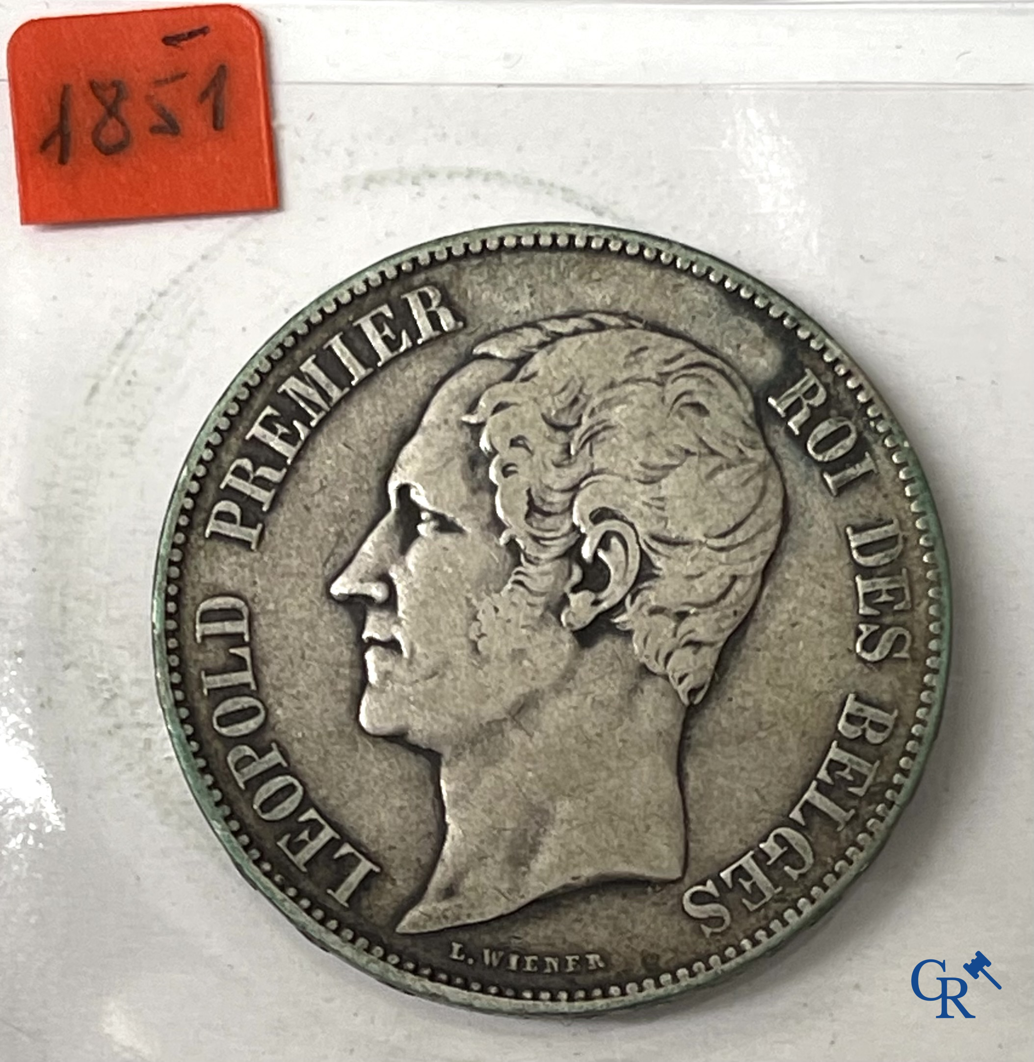 Oude munten en bankbiljetten. Een grote verzameling oude munten en bankbiljetten. Meerdere munten in zilver.