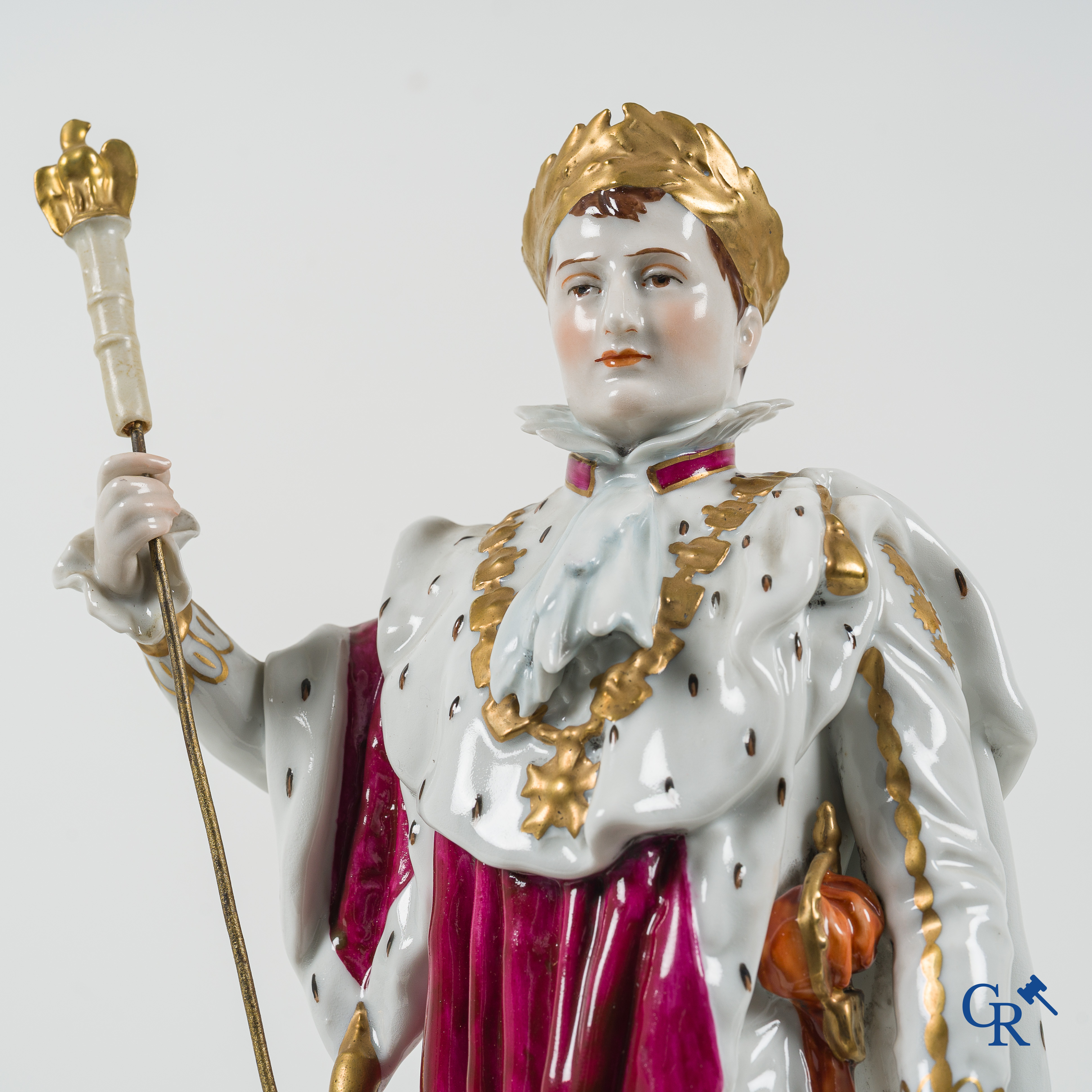 Saksisch porselein. Grote voorstelling van Napoleon Bonaparte in zijn kroningsgewaad.